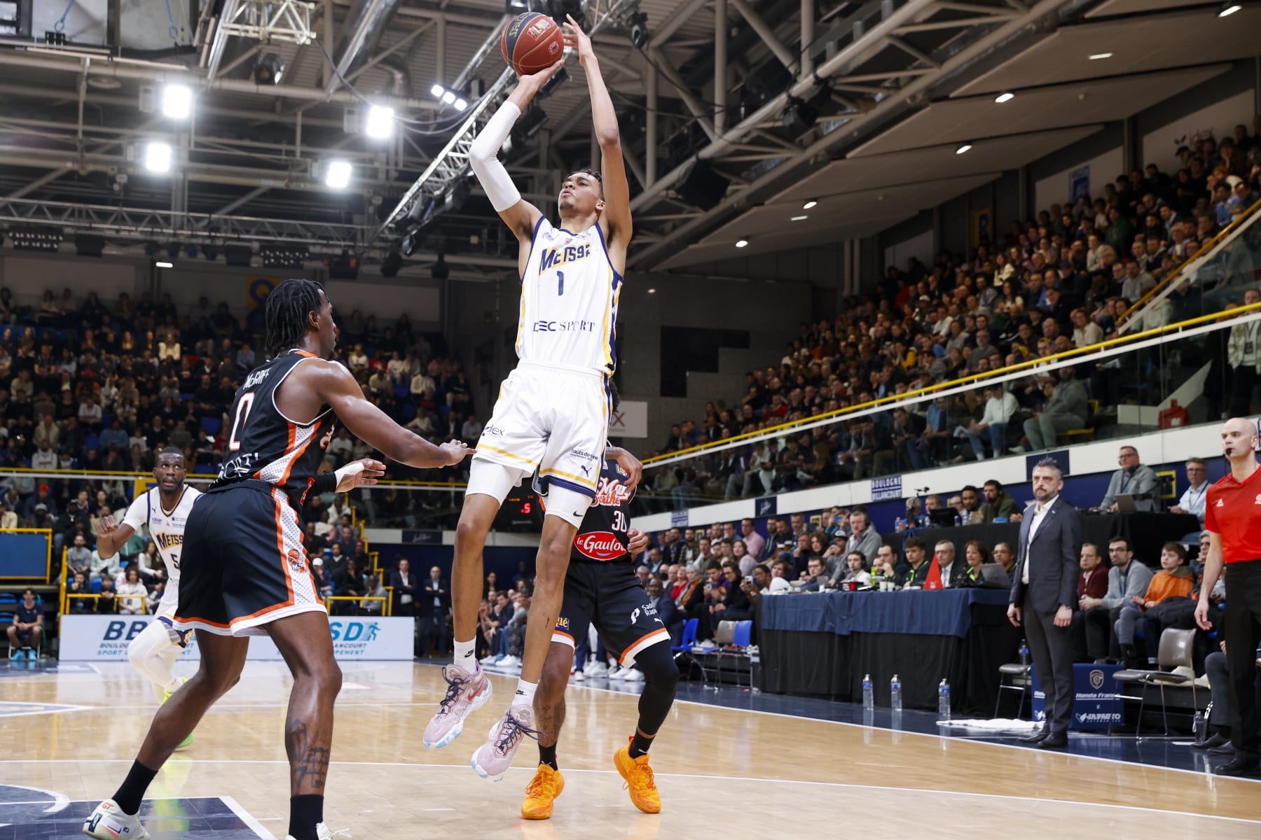 LEVALLOIS-PERRET, FRANCE - MARCH 28: Victor Wembanyama #1 of Boulogne-Levallois Metropolitans 92 shoots the ball against Cameron McGriff #0 of Le Mans Sarthe Basket during the match between Boulogne-Levallois and Le Mans at Palais des Sports Marcel Cerdan on March 28, 2023 in Levallois-Perret, France. (Photo by Catherine Steenkeste/Getty Images)