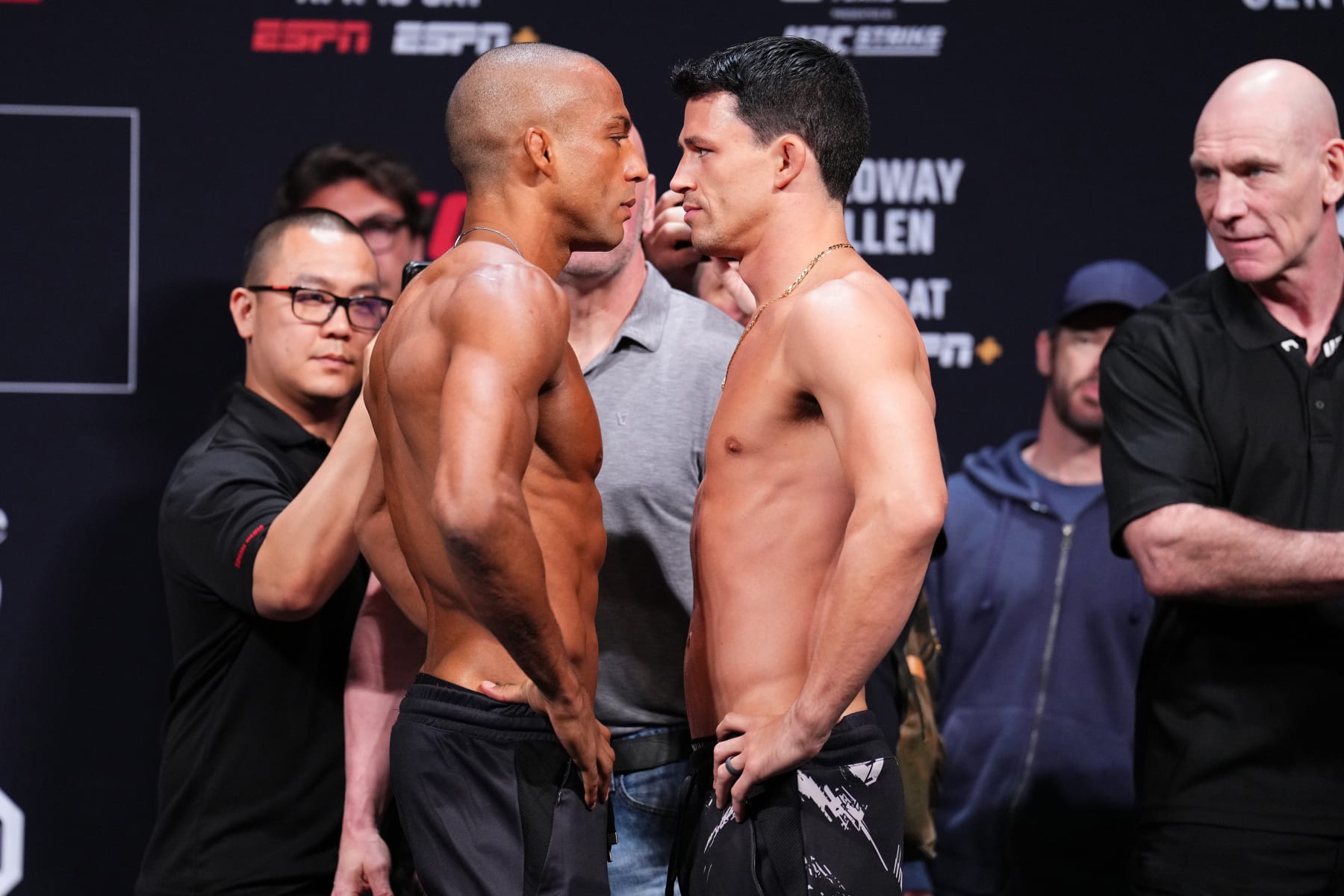 Edson Barboza (left) squares off against Billy Quarantillo (right)