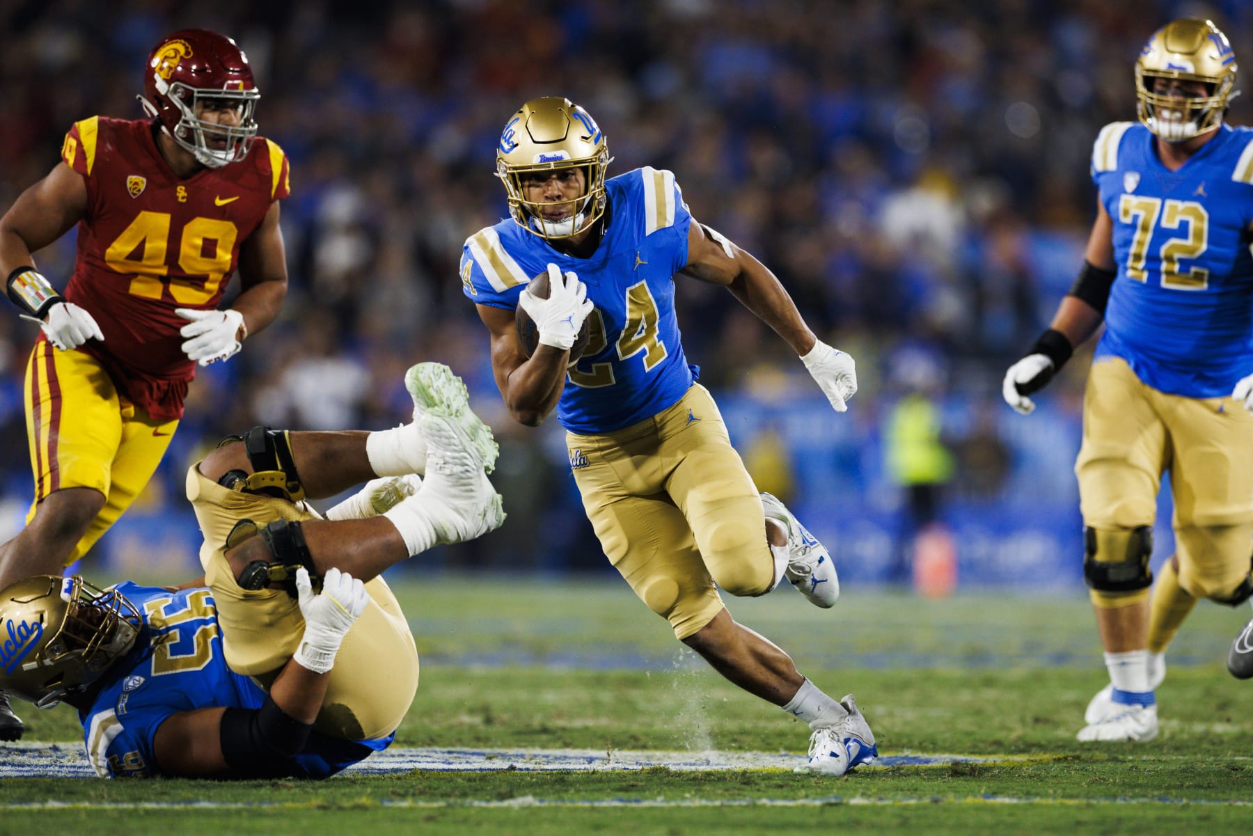 PASADENA, CA - NOVEMBER 19: UCLA Bruins running back Zach Charbonnet (24) runs with the ball during the NCAA college football game between the USC Trojans and the UCLA Bruins on November 19, 2022 at the Rose Bowl Stadium in Pasadena, CA. (Photo by Ric Tapia/Icon Sportswire via Getty Images)