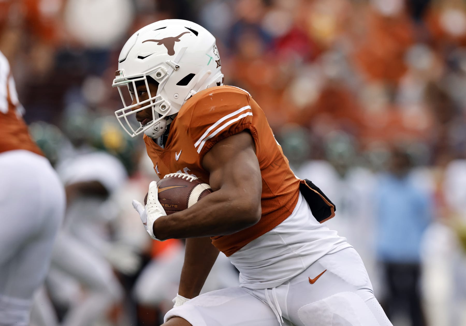 AUSTIN, TX - NOVEMBER 25: Texas running back Bijan Robinson (5) runs the ball during the game against the Baylor Bears on November 25, 2022, at Darrell K Royal - Texas Memorial Stadium in Austin, TX. (Photo by Adam Davis/Icon Sportswire via Getty Images)
