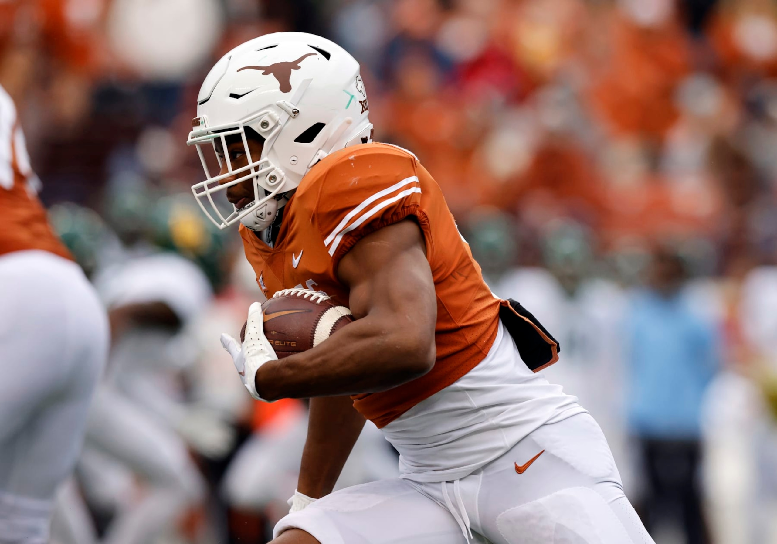 AUSTIN, TX - NOVEMBER 25: Texas running back Bijan Robinson (5) runs the ball during the game against the Baylor Bears on November 25, 2022, at Darrell K Royal - Texas Memorial Stadium in Austin, TX. (Photo by Adam Davis/Icon Sportswire via Getty Images)