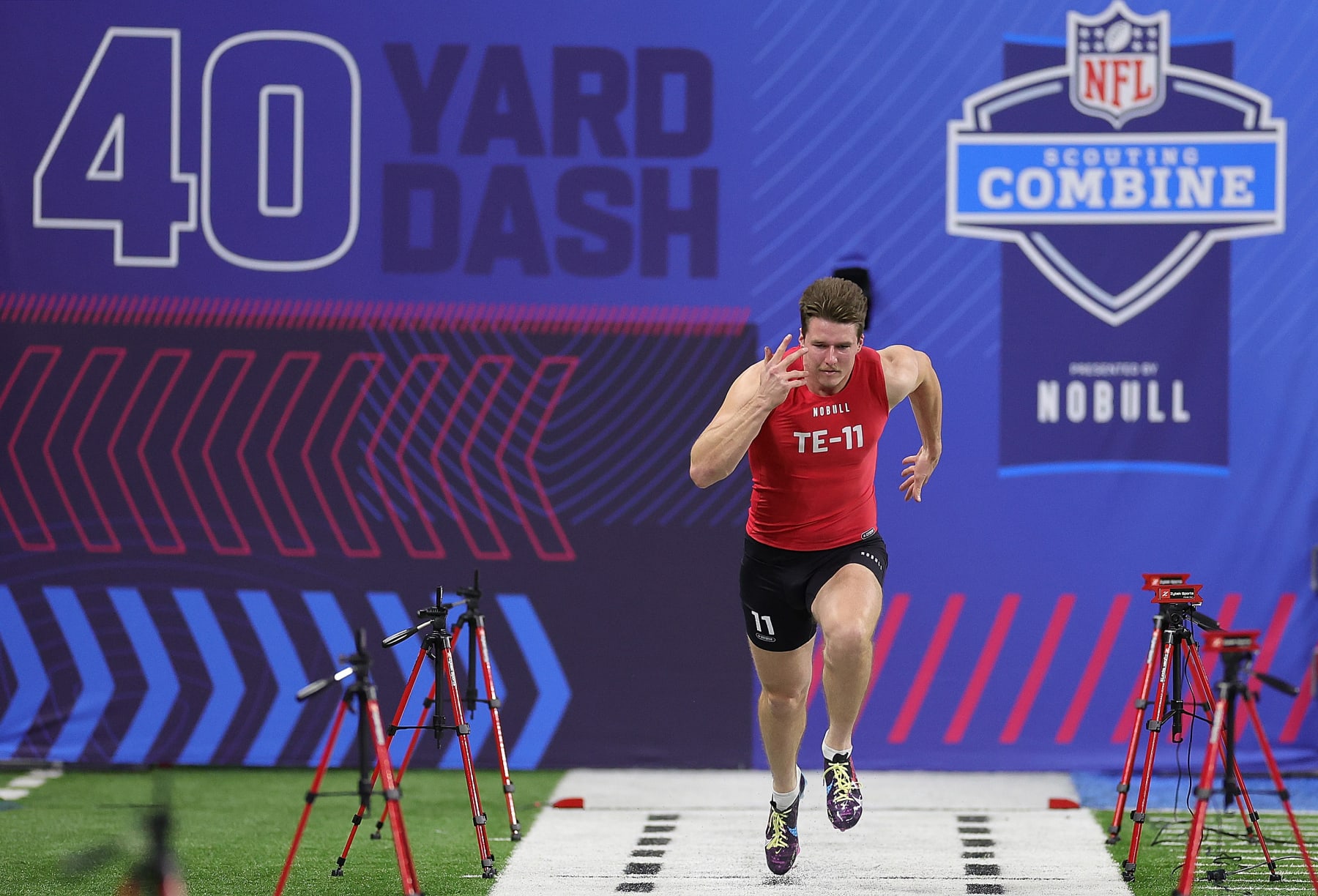 INDIANAPOLIS, INDIANA - MARCH 04: Luke Musgrave of Oregon State participates in the 40-yard dash during the NFL Combine at Lucas Oil Stadium on March 04, 2023 in Indianapolis, Indiana. (Photo by Stacy Revere/Getty Images)