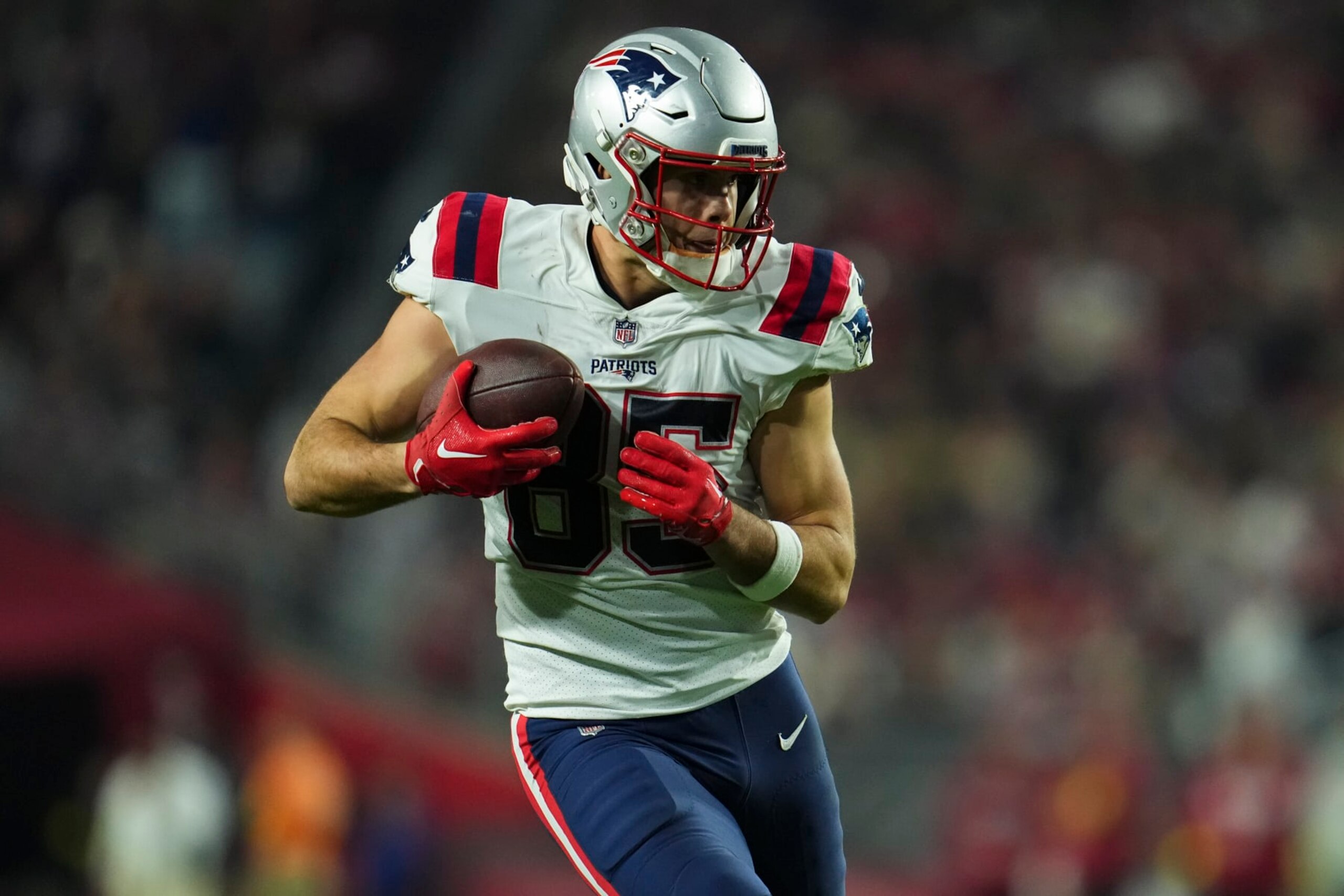 GLENDALE, AZ - DECEMBER 12: Hunter Henry #85 of the New England Patriots runs the ball against the Arizona Cardinals at State Farm Stadium on December 12, 2022 in Glendale, Arizona. (Photo by Cooper Neill/Getty Images) GLENDALE, AZ - DECEMBER 12: Hunter Henry #85 of the New England Patriots runs the ball against the Arizona Cardinals at State Farm Stadium on December 12, 2022 in Glendale, Arizona. (Photo by Cooper Neill/Getty Images)
