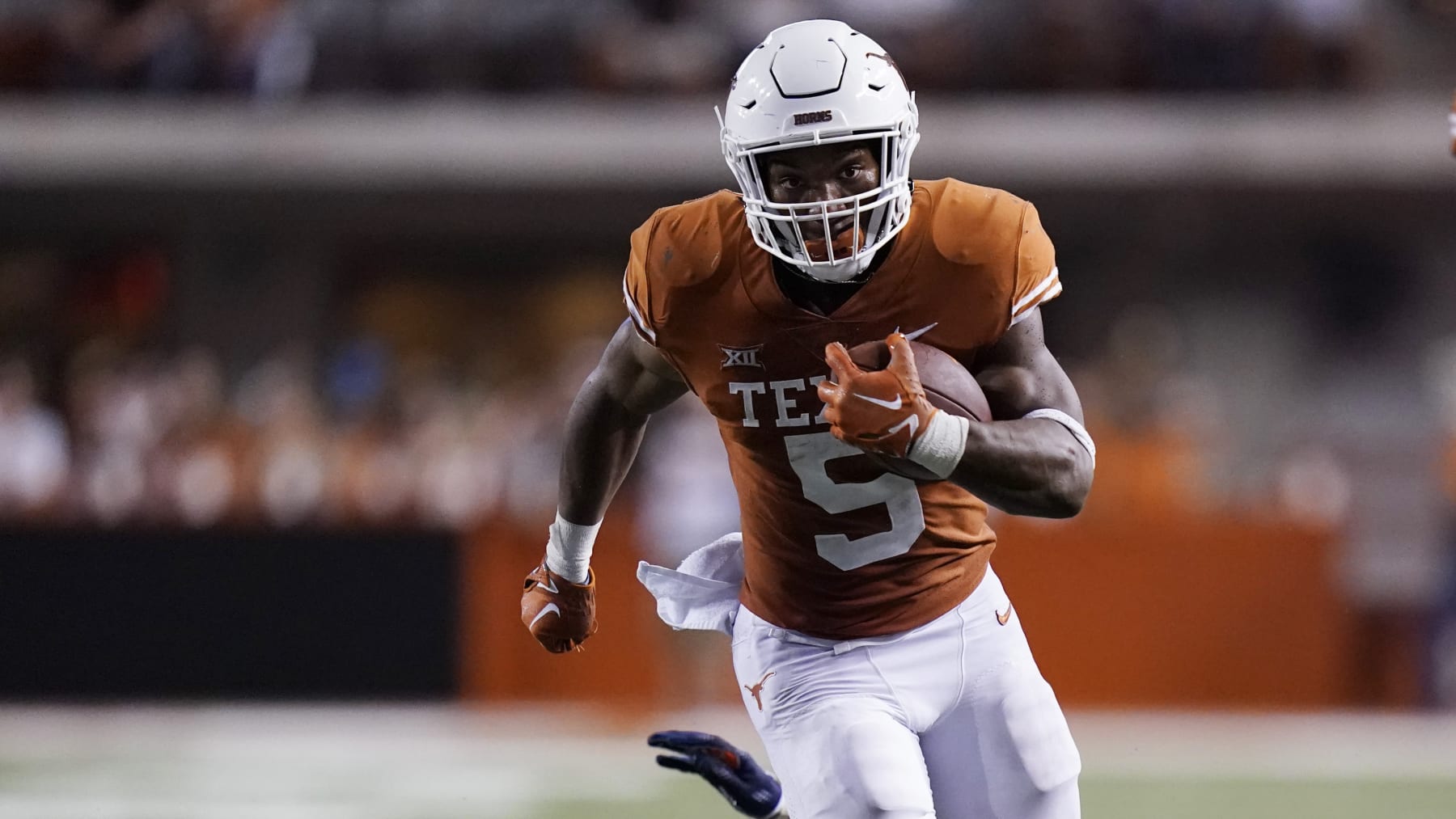 Texas running back Bijan Robinson (5) runs against UTSA during an NCAA college football game, Sunday, Sept. 18, 2022, in Austin, Texas. (AP Photo/Eric Gay)
