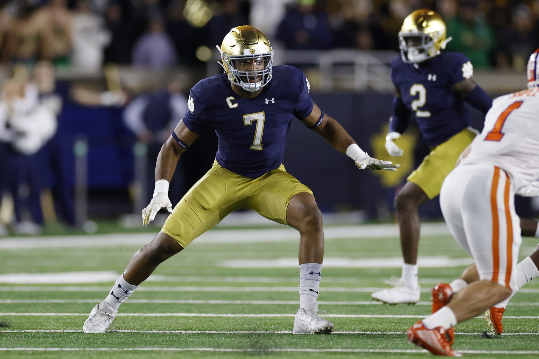 SOUTH BEND, IN - NOVEMBER 05: Notre Dame Fighting Irish defensive lineman Isaiah Foskey (7) rushes on defense during a college football game against the Clemson Tigers on November 05, 2022 at Notre Dame Stadium in South Bend, Indiana. (Photo by Joe Robbins/Icon Sportswire via Getty Images)
