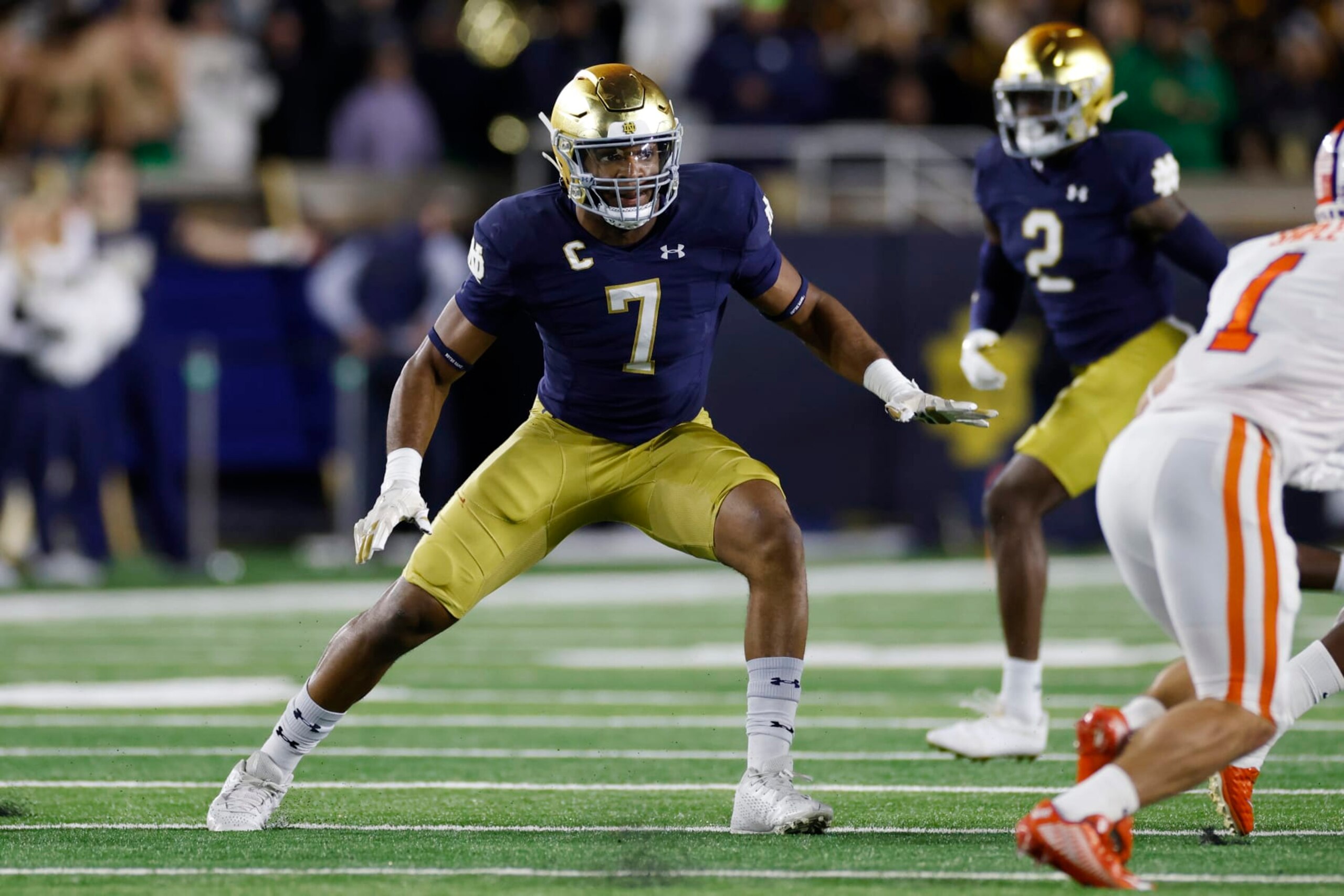 SOUTH BEND, IN - NOVEMBER 05: Notre Dame Fighting Irish defensive lineman Isaiah Foskey (7) rushes on defense during a college football game against the Clemson Tigers on November 05, 2022 at Notre Dame Stadium in South Bend, Indiana. (Photo by Joe Robbins/Icon Sportswire via Getty Images) SOUTH BEND, IN - NOVEMBER 05: Notre Dame Fighting Irish defensive lineman Isaiah Foskey (7) rushes on defense during a college football game against the Clemson Tigers on November 05, 2022 at Notre Dame Stadium in South Bend, Indiana. (Photo by Joe Robbins/Icon Sportswire via Getty Images)