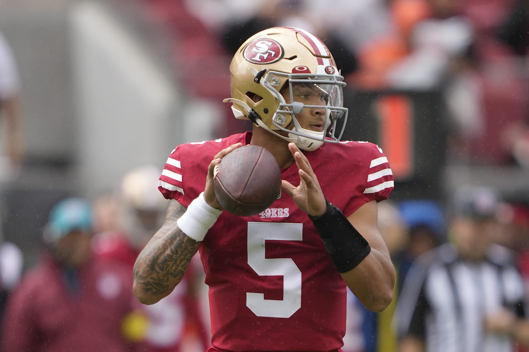SANTA CLARA, CALIFORNIA - SEPTEMBER 18: Trey Lance #5 of the San Francisco 49ers looks to pass the ball against the Seattle Seahawks during the first quarter at Levi's Stadium on September 18, 2022 in Santa Clara, California. (Photo by Thearon W. Henderson/Getty Images)