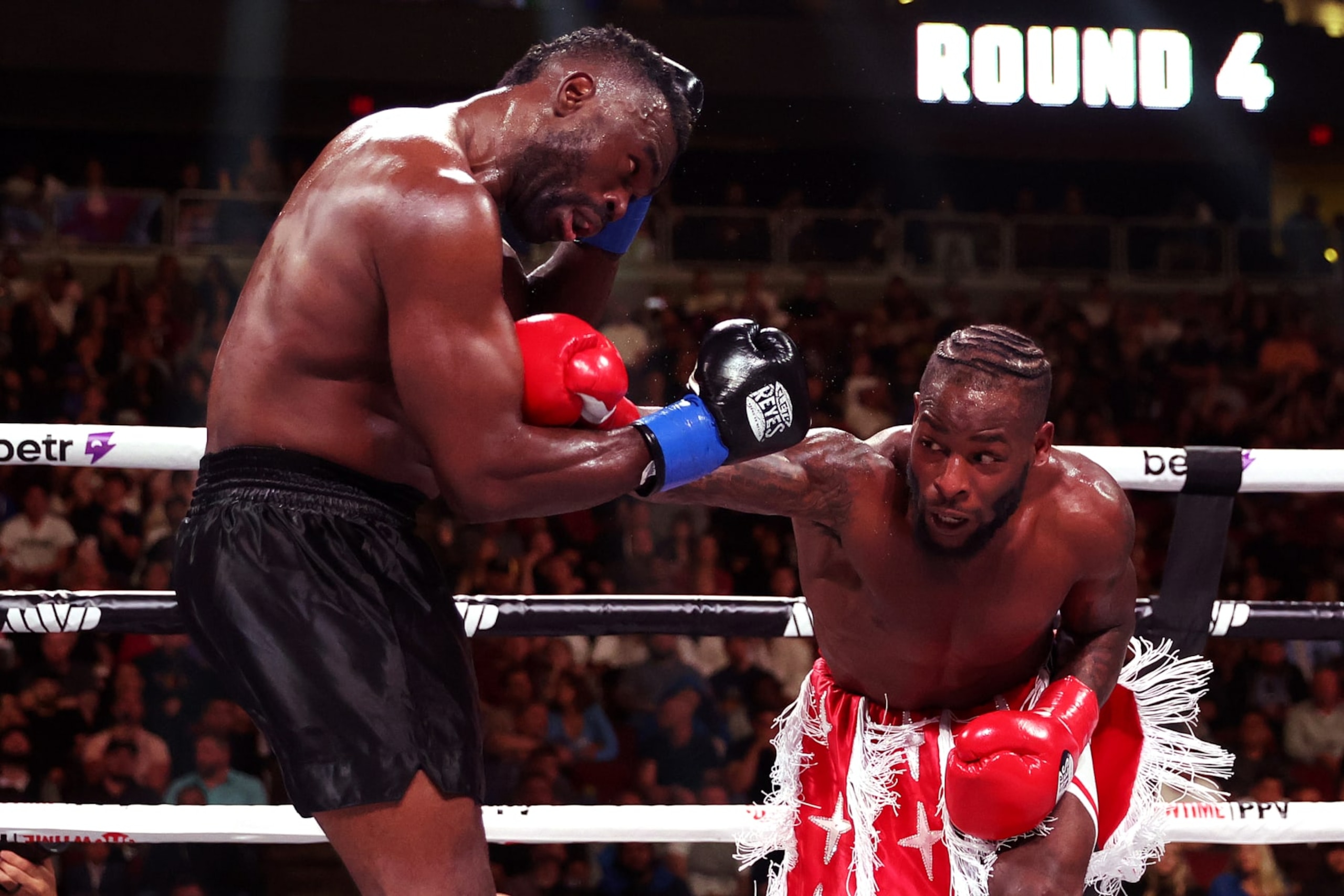 GLENDALE, ARIZONA - OCTOBER 29: Le’Veon Bell (R) punches Uriah Hall of Jamaica during their cruiserweight bout at Desert Diamond Arena on October 29, 2022 in Glendale, Arizona. (Photo by Christian Petersen/Getty Images)
