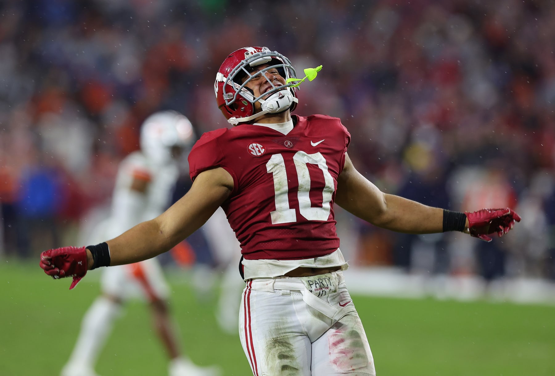 TUSCALOOSA, ALABAMA - NOVEMBER 26:  Henry To'oTo'o #10 of the Alabama Crimson Tide reacts after assisting on a sack on Robby Ashford #9 of the Auburn Tigers during the second half at Bryant-Denny Stadium on November 26, 2022 in Tuscaloosa, Alabama. (Photo by Kevin C. Cox/Getty Images)