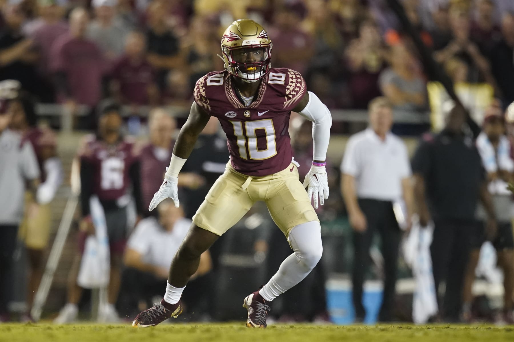 TALLAHASSEE, FL - OCTOBER 15: Florida State Seminoles defensive back Jammie Robinson (10) scans the field during the Clemson Tigers game against the Florida State Seminoles on October 15, 2022, at Doak Campbell Stadium in Tallahassee, FL. (Photo by Chris Leduc/Icon Sportswire via Getty Images)