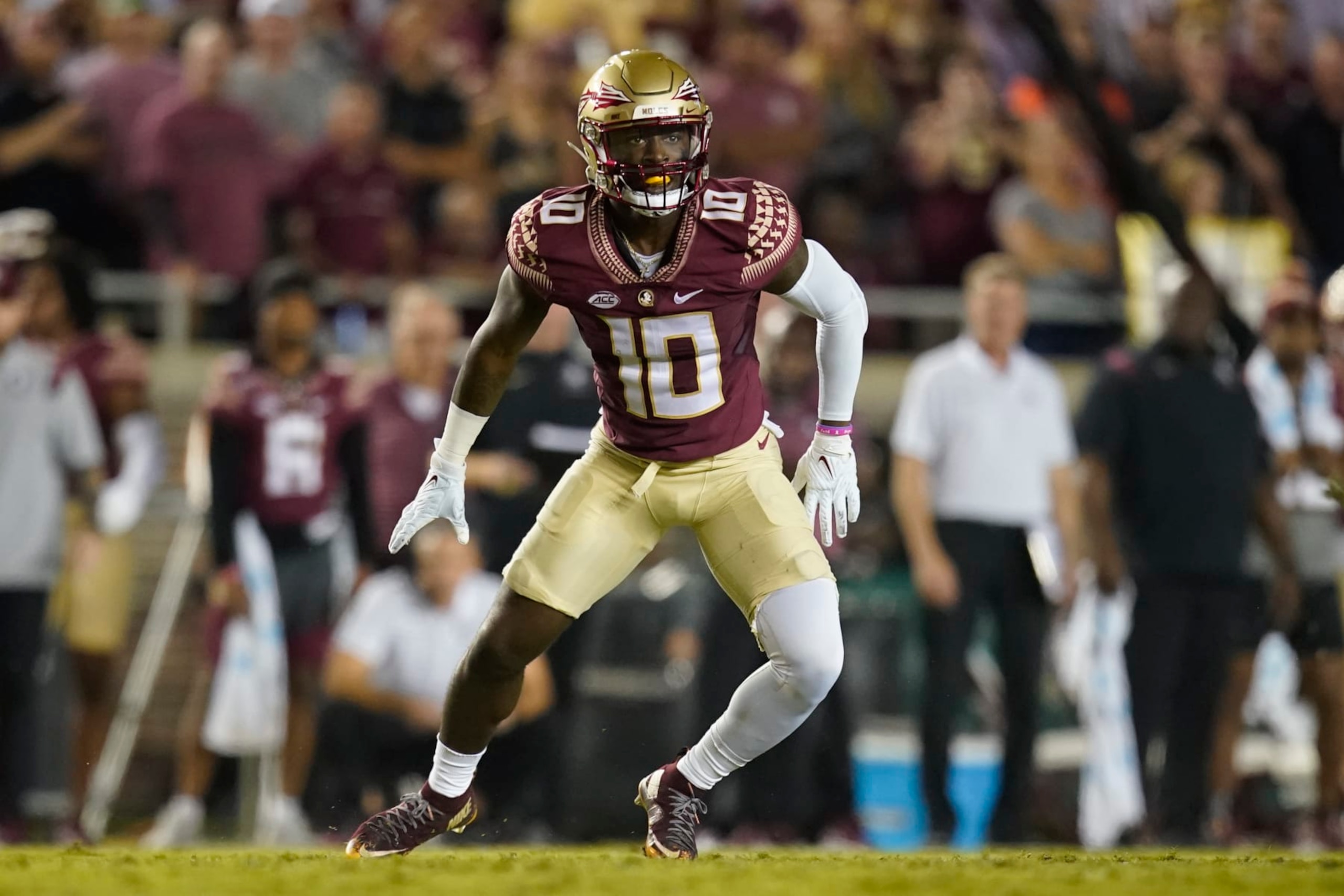 TALLAHASSEE, FL - OCTOBER 15: Florida State Seminoles defensive back Jammie Robinson (10) scans the field during the Clemson Tigers game against the Florida State Seminoles on October 15, 2022, at Doak Campbell Stadium in Tallahassee, FL. (Photo by Chris Leduc/Icon Sportswire via Getty Images)