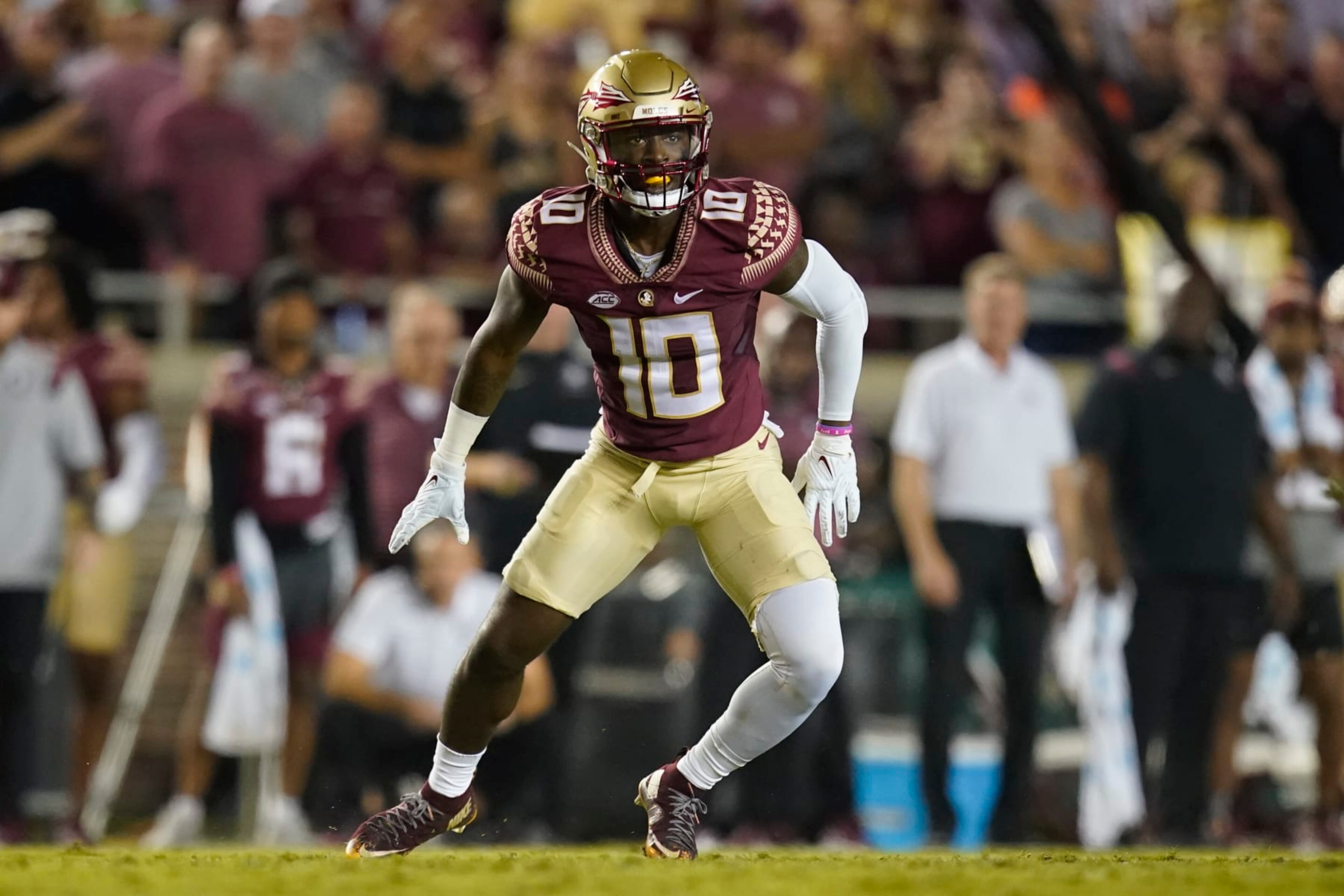 TALLAHASSEE, FL - OCTOBER 15: Florida State Seminoles defensive back Jammie Robinson (10) scans the field during the Clemson Tigers game against the Florida State Seminoles on October 15, 2022, at Doak Campbell Stadium in Tallahassee, FL. (Photo by Chris Leduc/Icon Sportswire via Getty Images) TALLAHASSEE, FL - OCTOBER 15: Florida State Seminoles defensive back Jammie Robinson (10) scans the field during the Clemson Tigers game against the Florida State Seminoles on October 15, 2022, at Doak Campbell Stadium in Tallahassee, FL. (Photo by Chris Leduc/Icon Sportswire via Getty Images)