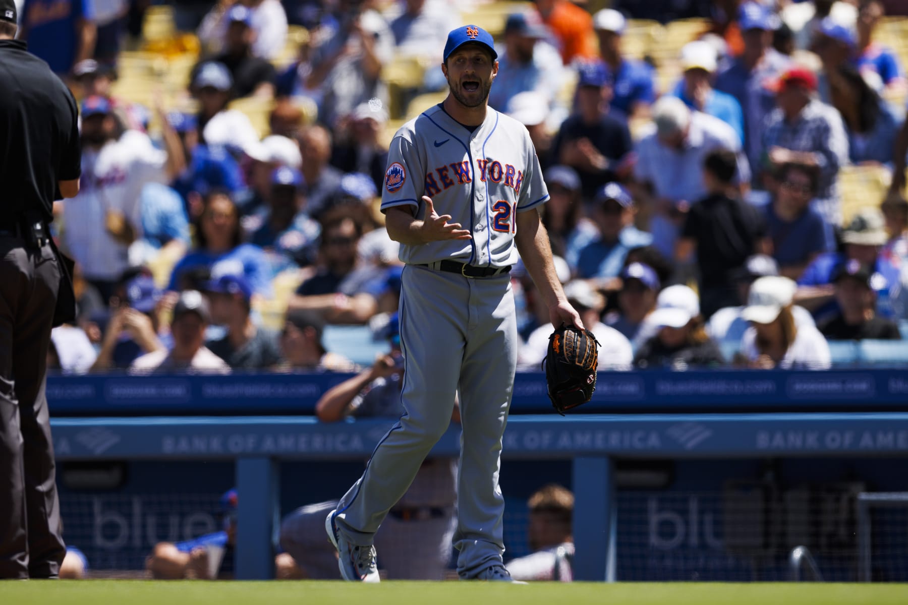 LOS ANGELES, CA - APRIL 19: New York Mets starting pitcher Max Scherzer (21) argues with umpires during an MLB baseball game between the New York Mets and the Los Angeles Dodgers on April 19, 2023 at Dodger Stadium in Los Angeles, CA. (Photo by Ric Tapia/Icon Sportswire via Getty Images)