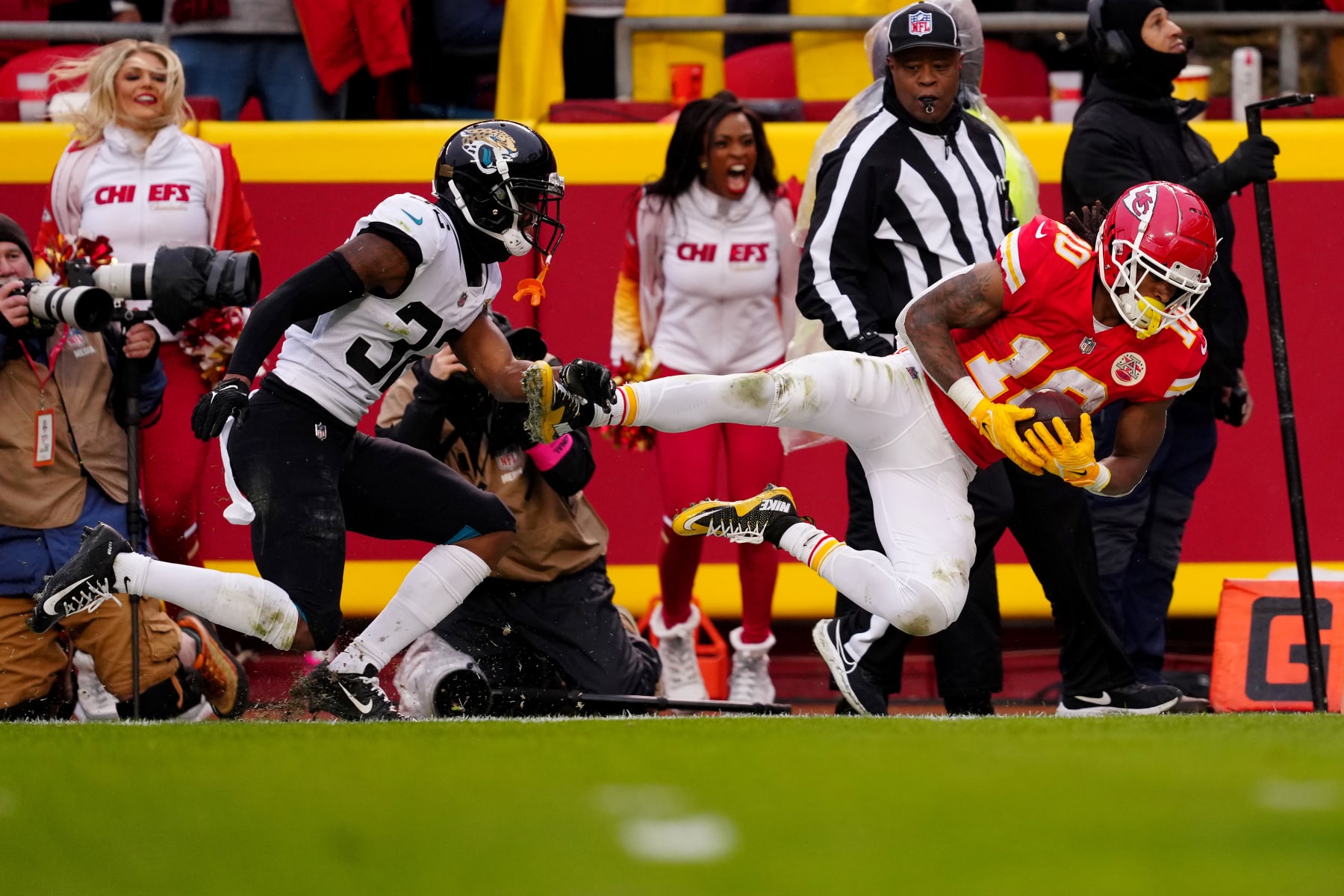 Tyson Campbell pursues Chiefs running back Isiah Pacheco.