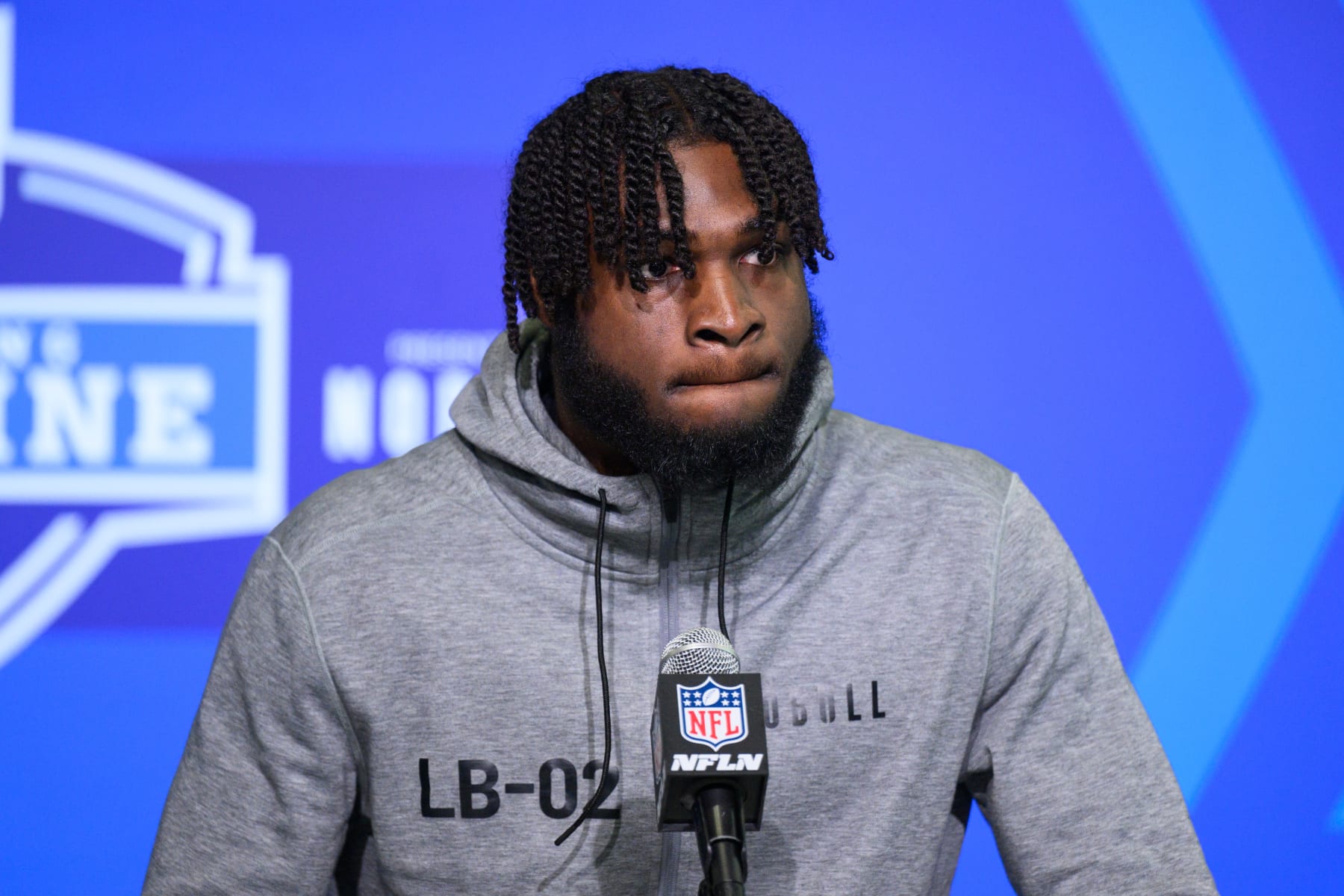 INDIANAPOLIS, IN - MARCH 01: Alabama linebacker Will Anderson Jr. answers questions from the media during the NFL Scouting Combine on March 1, 2023, at the Indiana Convention Center in Indianapolis, IN. (Photo by Zach Bolinger/Icon Sportswire via Getty Images)