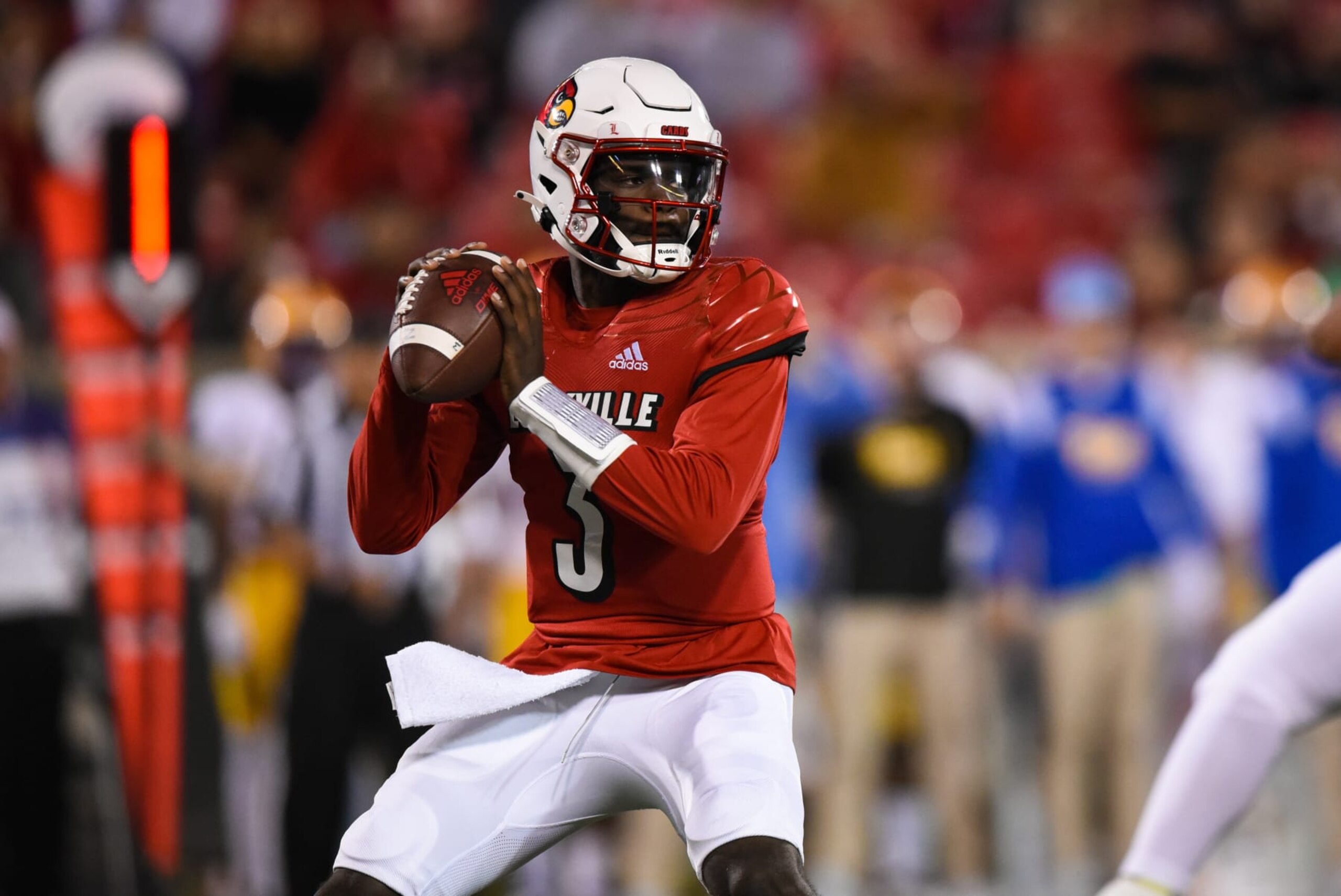 LOUISVILLE, KY - OCTOBER 22: Louisville QB Malik Cunningham (3) drops back into the pocket during a college football game between the Pittsburgh Panthers and Louisville Cardinals on October 22, 2022 at Cardinal Stadium in Louisville, Kentucky. (Photo by James Black/Icon Sportswire via Getty Images) LOUISVILLE, KY - OCTOBER 22: Louisville QB Malik Cunningham (3) drops back into the pocket during a college football game between the Pittsburgh Panthers and Louisville Cardinals on October 22, 2022 at Cardinal Stadium in Louisville, Kentucky. (Photo by James Black/Icon Sportswire via Getty Images)