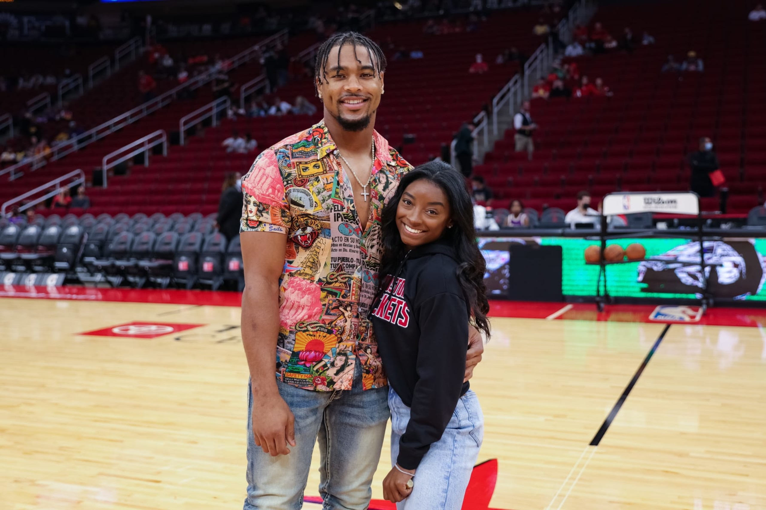 HOUSTON, TEXAS - DECEMBER 28: Simone Biles and Jonathan Owens attend a game between the Houston Rockets and the Los Angeles Lakers at Toyota Center on December 28, 2021 in Houston, Texas. NOTE TO USER: User expressly acknowledges and agrees that, by downloading and or using this photograph, User is consenting to the terms and conditions of the Getty Images License Agreement. (Photo by Carmen Mandato/Getty Images) HOUSTON, TEXAS - DECEMBER 28: Simone Biles and Jonathan Owens attend a game between the Houston Rockets and the Los Angeles Lakers at Toyota Center on December 28, 2021 in Houston, Texas. NOTE TO USER: User expressly acknowledges and agrees that, by downloading and or using this photograph, User is consenting to the terms and conditions of the Getty Images License Agreement. (Photo by Carmen Mandato/Getty Images)
