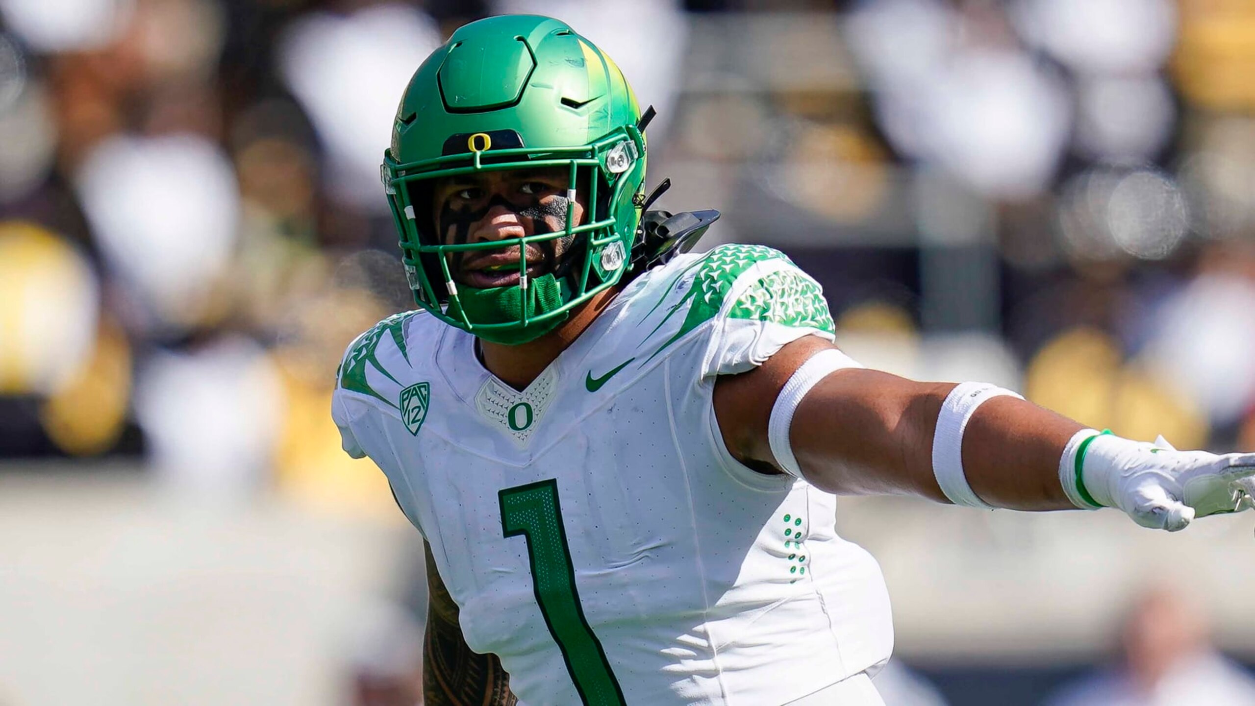 Oregon linebacker Noah Sewell gestures toward a teammate between plays during the first half of an NCAA college football game against California in Berkeley, Calif., Saturday, Oct. 29, 2022. (AP Photo/Godofredo A. Vรกsquez) Oregon linebacker Noah Sewell gestures toward a teammate between plays during the first half of an NCAA college football game against California in Berkeley, Calif., Saturday, Oct. 29, 2022. (AP Photo/Godofredo A. Vรกsquez)