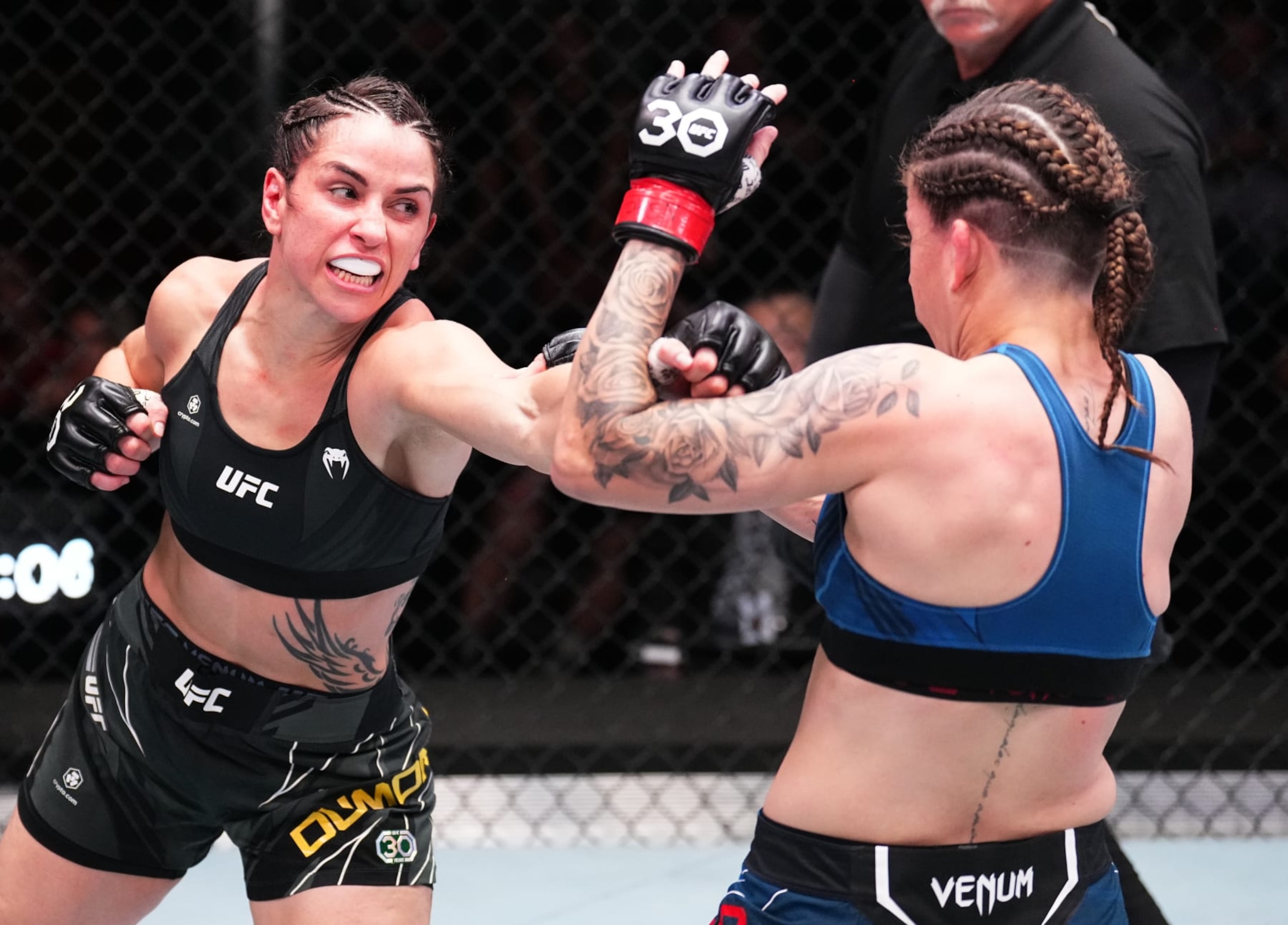 Norma Dumont throws a punch at Karol Rosa.