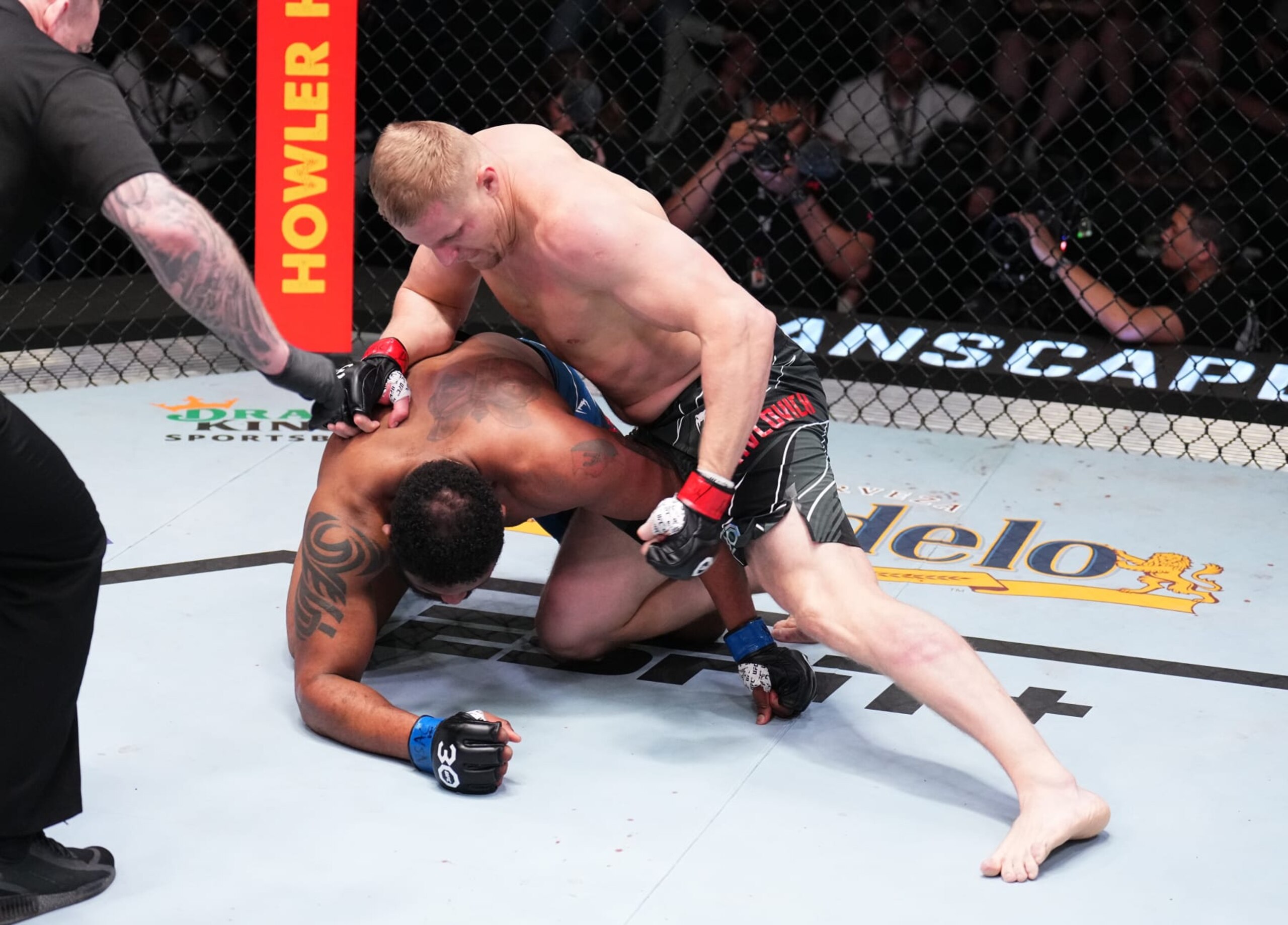 Sergei Pavlovich knocks out Curtis Blaydes. 