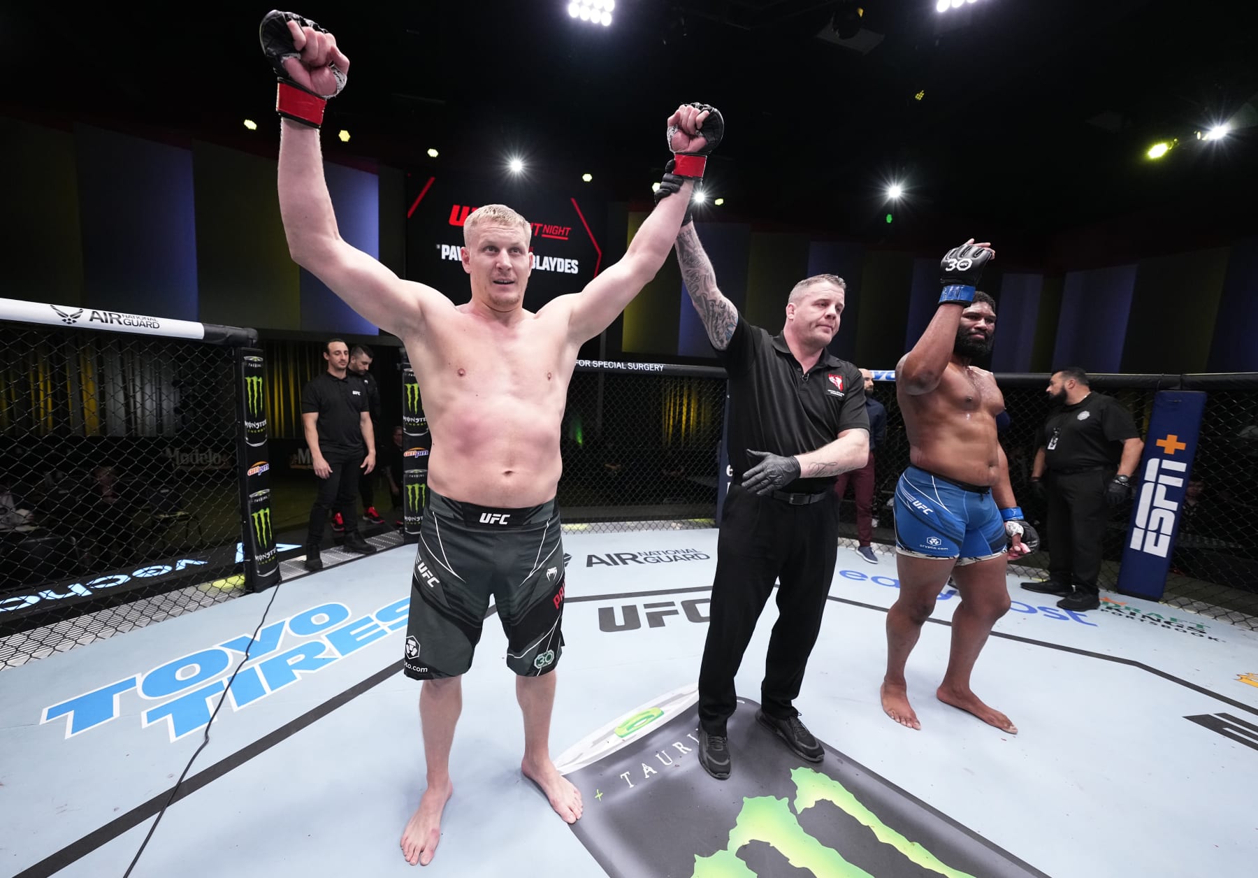 Sergei Pavlovich defeats Curtis Blaydes.