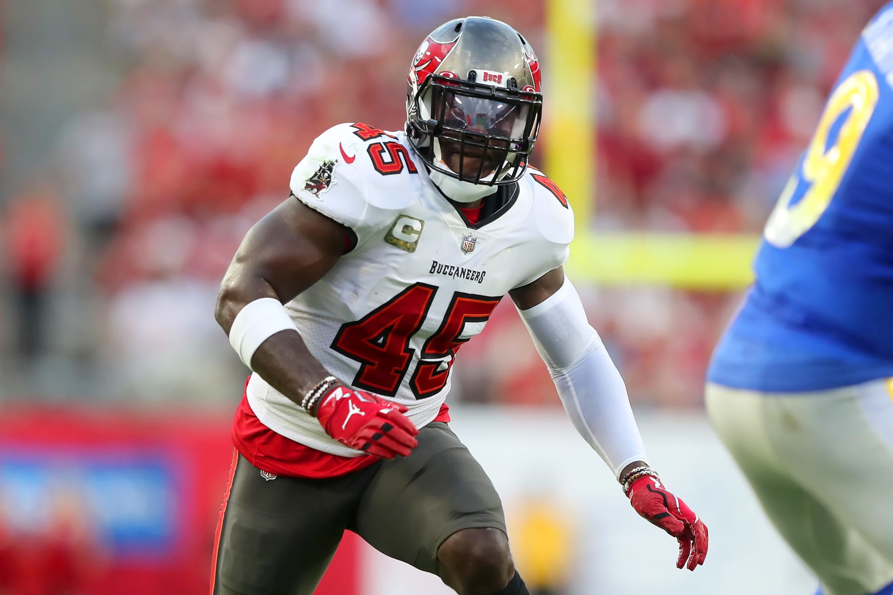TAMPA, FL - NOVEMBER 06: Tampa Bay Buccaneers Linebacker Devin White (45) looks into the backfield and then charges towards the quarterback during the regular season game between the Los Angeles Rams and the Tampa Bay Buccaneers on November 06, 2022 at Raymond James Stadium in Tampa, Florida. (Photo by Cliff Welch/Icon Sportswire via Getty Images)