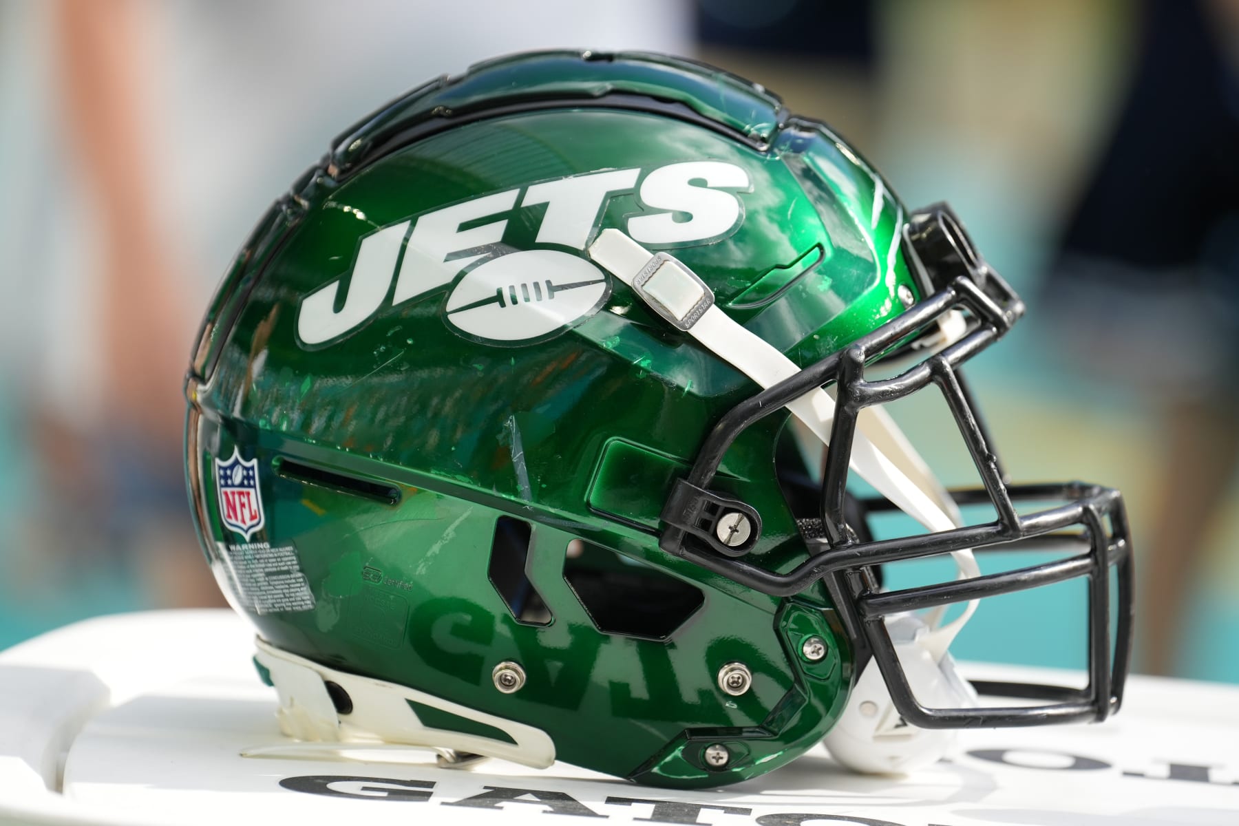 MIAMI GARDENS, FL - JANUARY 08: a New York Jets helmet rests near the sidelines during the game between the New York Jets and the Miami Dolphins on Sunday, January 8, 2023 at Hard Rock Stadium, Miami Gardens, Fla. (Photo by Peter Joneleit/Icon Sportswire via Getty Images)