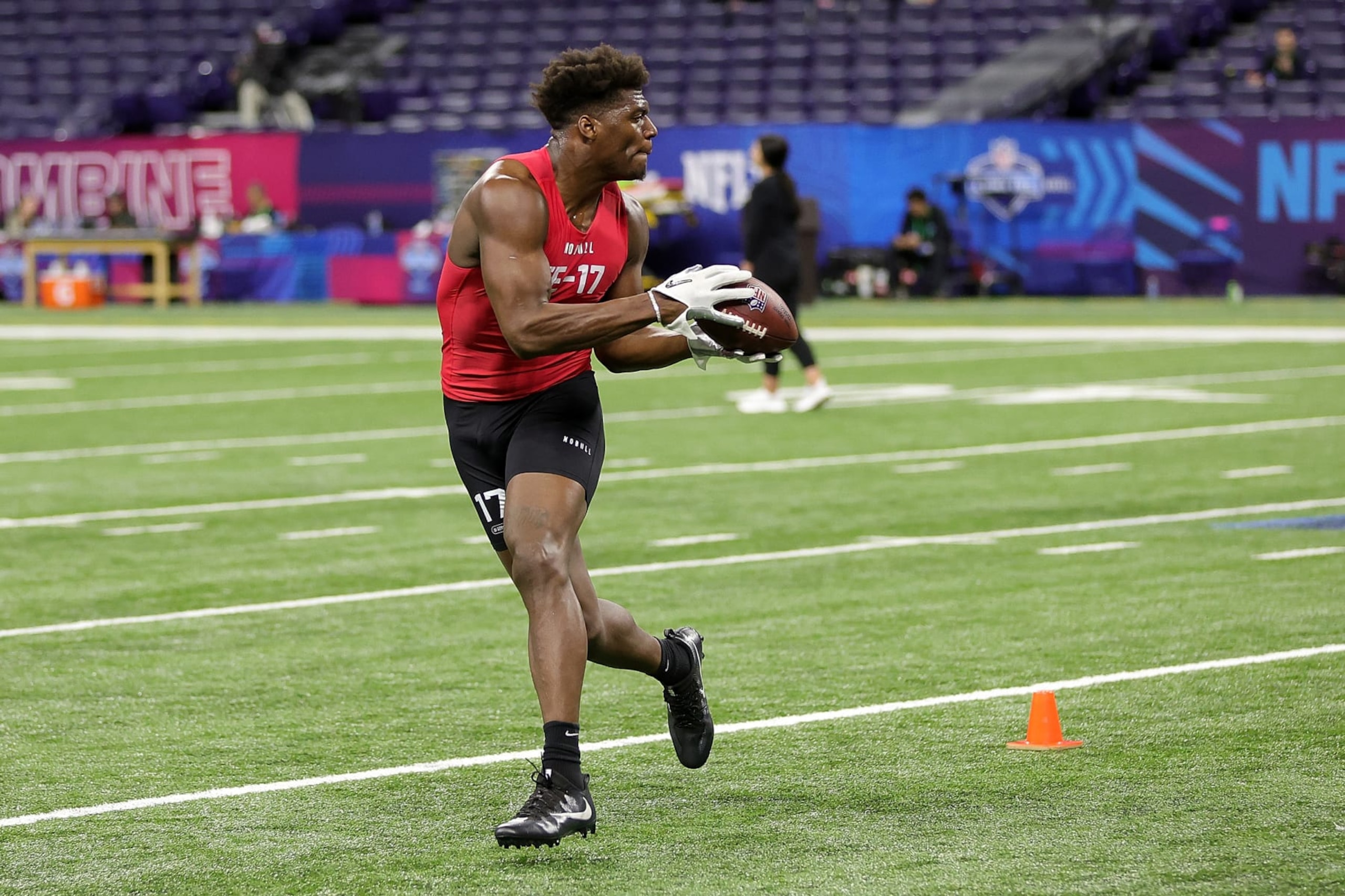 INDIANAPOLIS, INDIANA - MARCH 04: Darnell Washington of Georgia participates in a drill during the NFL Combine at Lucas Oil Stadium on March 04, 2023 in Indianapolis, Indiana. (Photo by Stacy Revere/Getty Images)