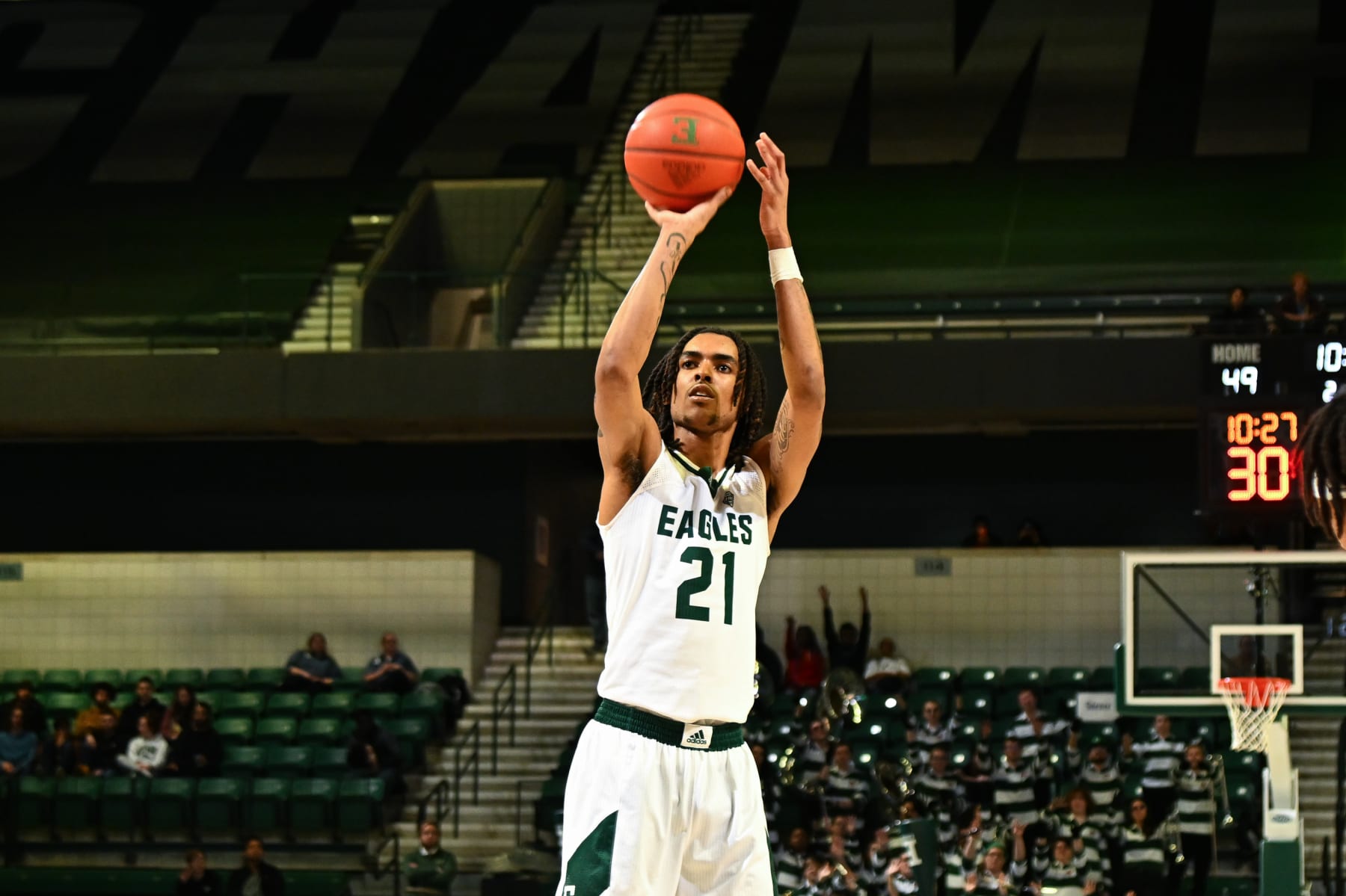 YPSILANTI, MI - FEBRUARY 25: Eastern Michigan Eagles forward Emoni Bates (21) shoots a free throw during the Eastern Michigan Eagles game versus the Ball State Cardinals on Saturday February 25, 2023 at the George Gervin GameAbove Center in Ypsilanti, MI. (Photo by Steven King/Icon Sportswire via Getty Images)