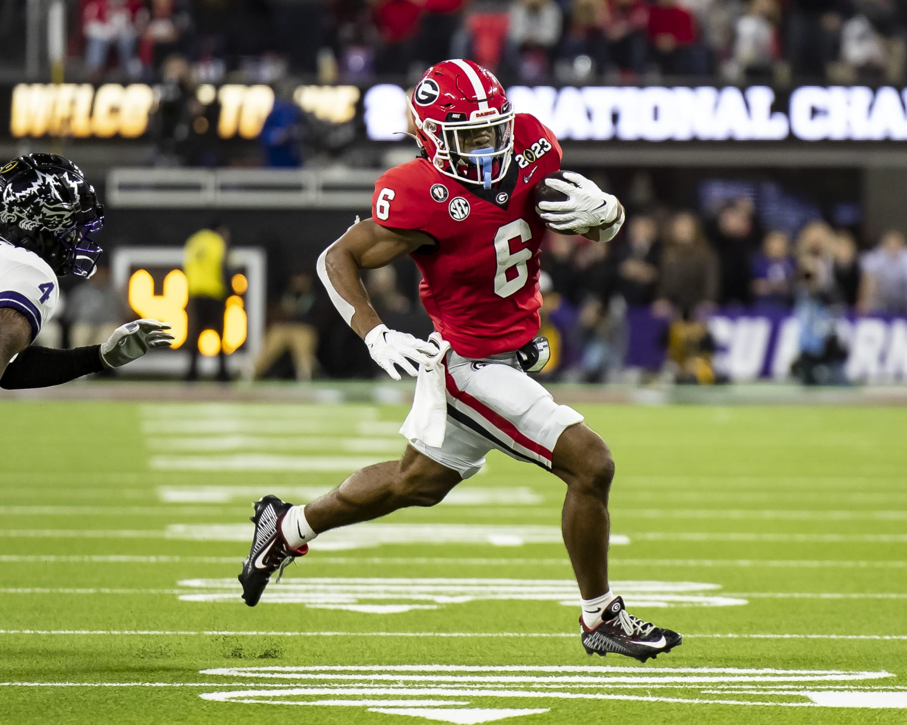 INGLEWOOD, CA - JANUARY 9: Kenny McIntosh #6 of the Georgia Bulldogs runs around the corner during a game between Texas Christian Horned Frogs and Georgia Bulldogs at SoFi Stadium on January 9, 2023 in Inglewood, California. (Photo by Steve Limentani/ISI Photos/Getty Images)