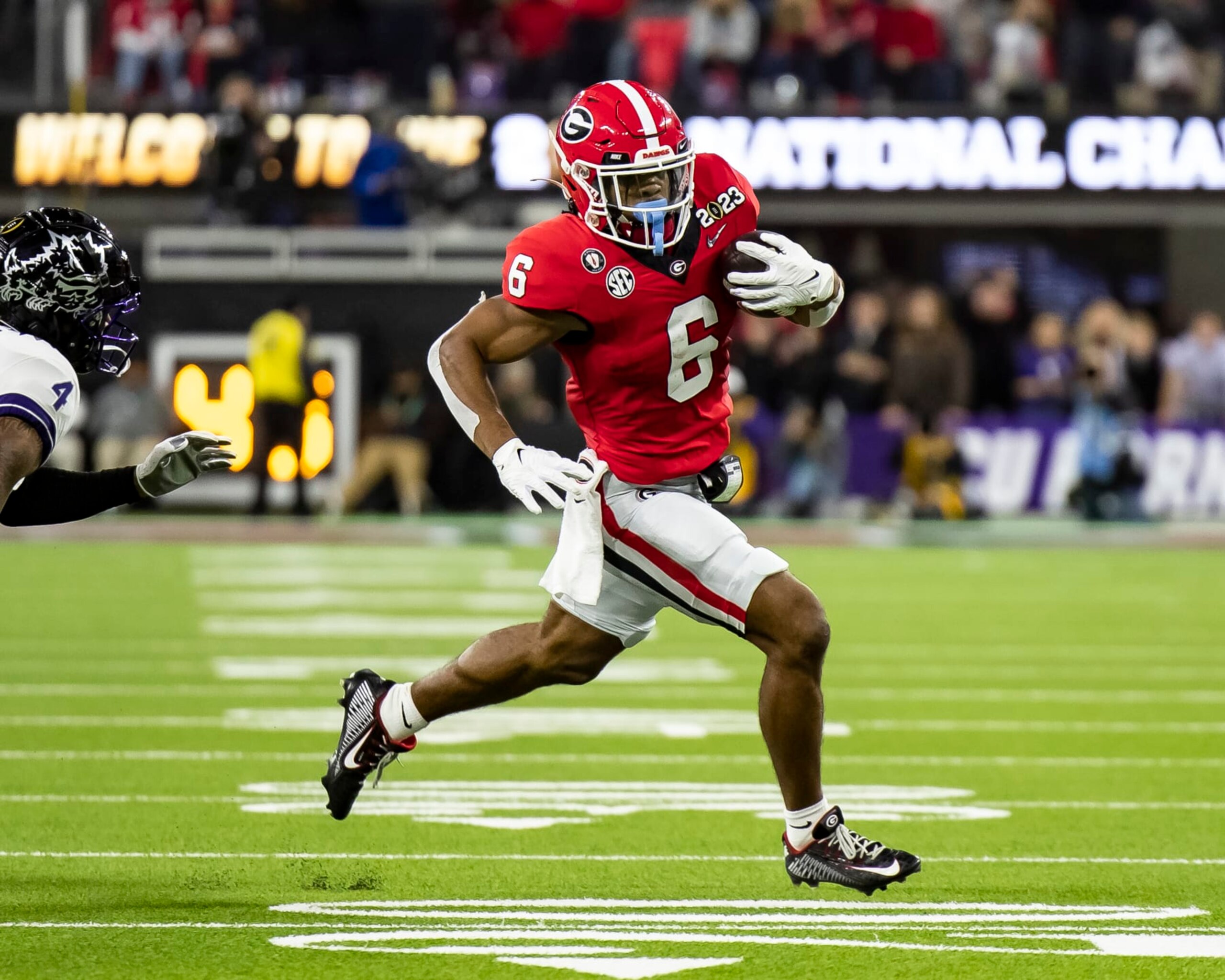 INGLEWOOD, CA - JANUARY 9: Kenny McIntosh #6 of the Georgia Bulldogs runs around the corner during a game between Texas Christian Horned Frogs and Georgia Bulldogs at SoFi Stadium on January 9, 2023 in Inglewood, California. (Photo by Steve Limentani/ISI Photos/Getty Images)