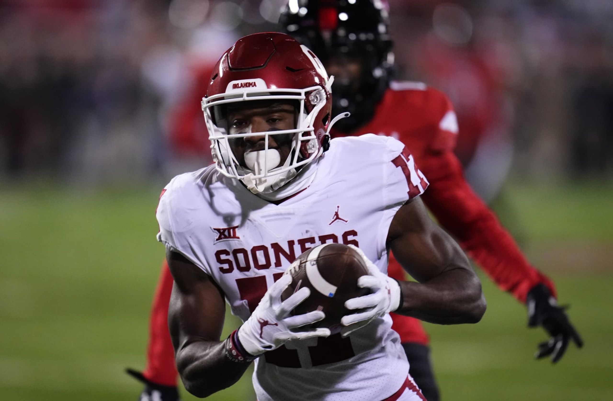 LUBBOCK, TEXAS - NOVEMBER 26: Marvin Mims Jr. #17 of the Oklahoma Sooners runs for a touchdown after catching a pass during the first quarter against the Texas Tech Red Raiders at Jones AT&T Stadium on November 26, 2022 in Lubbock, Texas. (Photo by Josh Hedges/Getty Images)