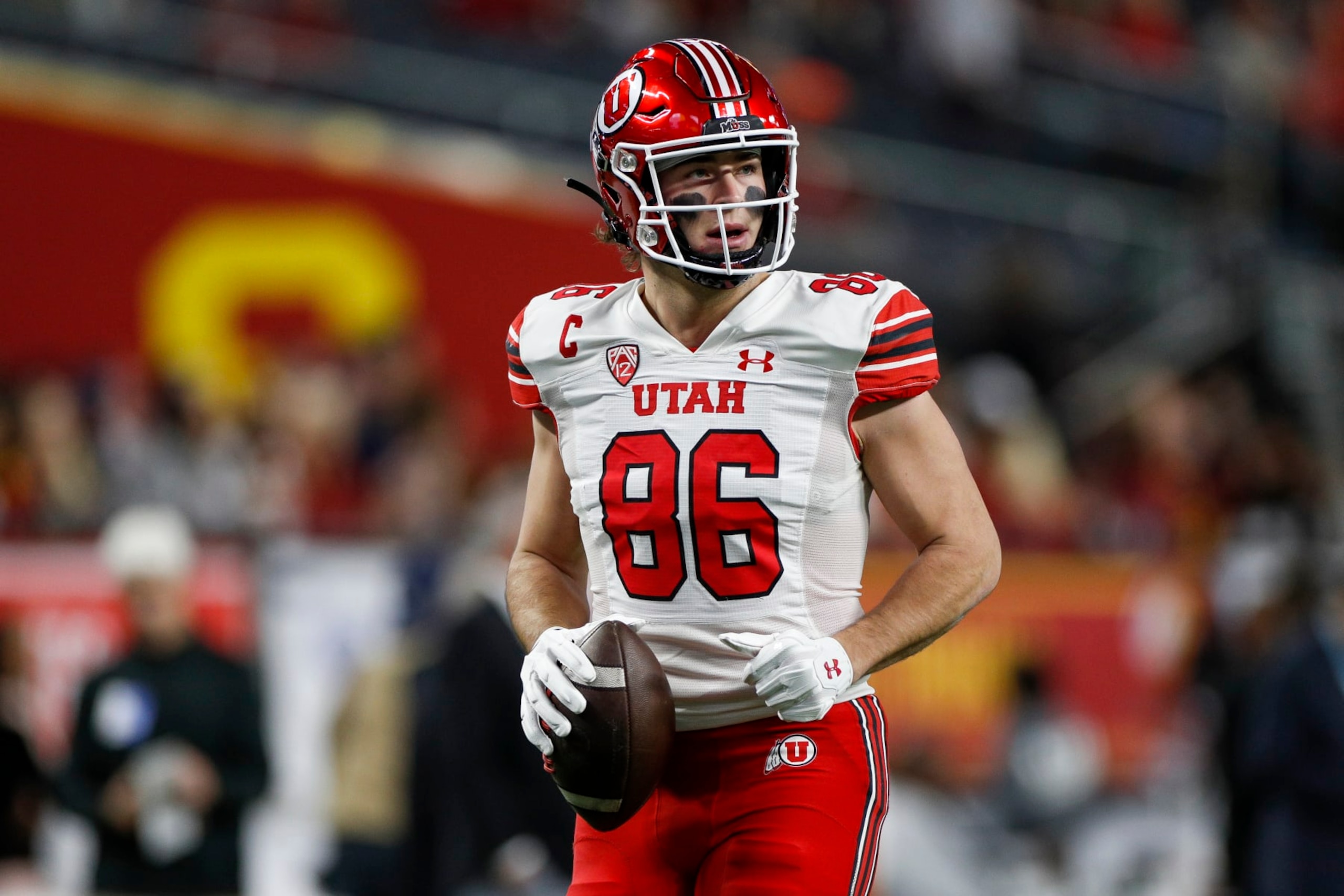LAS VEGAS, NV - DECEMBER 02: Utah Utes tight end Dalton Kincaid (86) warms up prior to the Pac-12 Championship football game between the Utah Utes and the USC Trojans on December 2, 2022 at Allegiant Stadium in Las Vegas. (Photo by Brandon Sloter/Icon Sportswire via Getty Images)