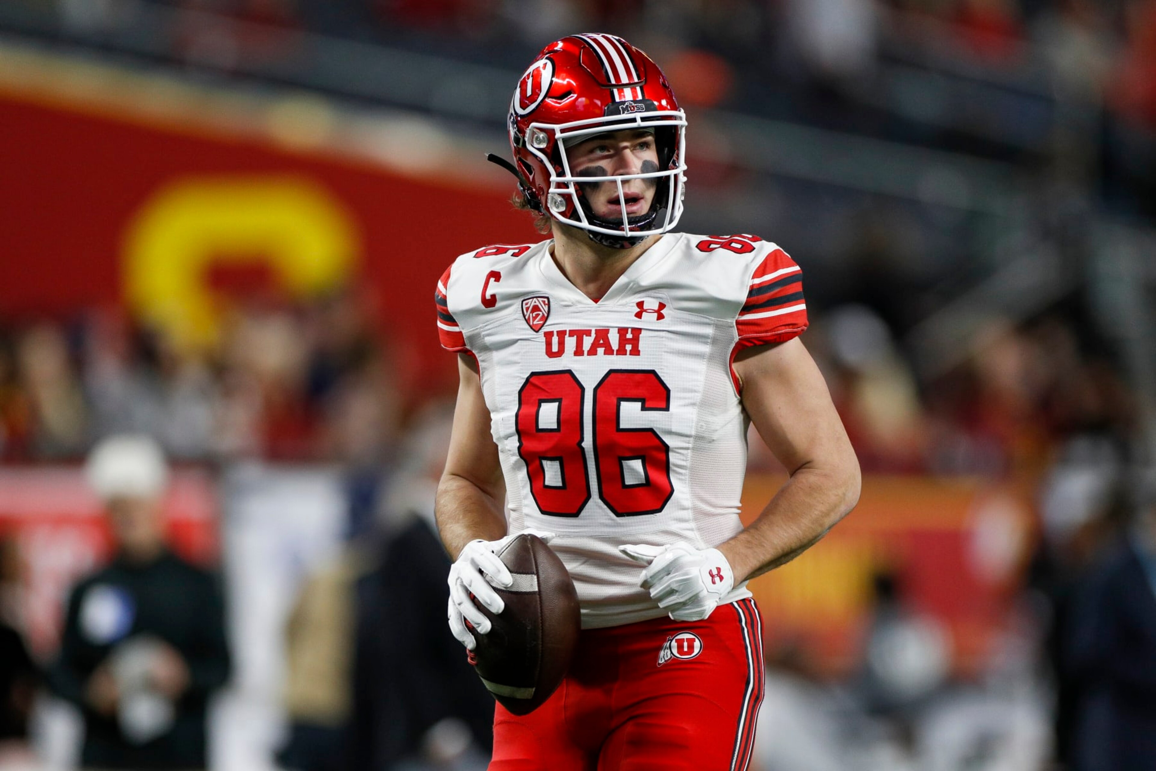 LAS VEGAS, NV - DECEMBER 02: Utah Utes tight end Dalton Kincaid (86) warms up prior to the Pac-12 Championship football game between the Utah Utes and the USC Trojans on December 2, 2022 at Allegiant Stadium in Las Vegas. (Photo by Brandon Sloter/Icon Sportswire via Getty Images)