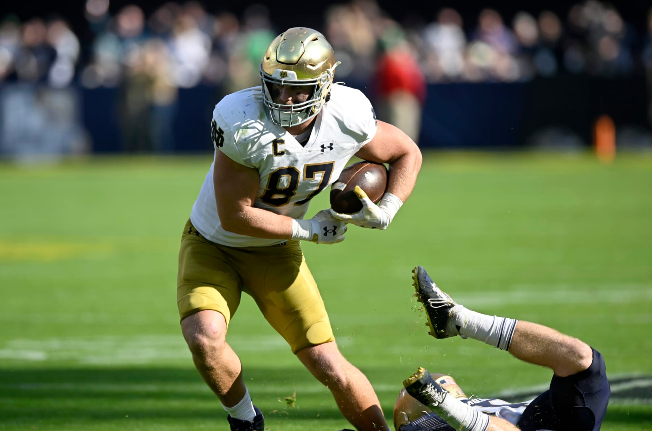 BALTIMORE, MARYLAND - NOVEMBER 12: Michael Mayer #87 of the Notre Dame Fighting Irish runs with the ball after a catch in the second quarter against the Navy Midshipmen at M&T Bank Stadium on November 12, 2022 in Baltimore, Maryland. (Photo by Greg Fiume/Getty Images) BALTIMORE, MARYLAND - NOVEMBER 12: Michael Mayer #87 of the Notre Dame Fighting Irish runs with the ball after a catch in the second quarter against the Navy Midshipmen at M&T Bank Stadium on November 12, 2022 in Baltimore, Maryland. (Photo by Greg Fiume/Getty Images)