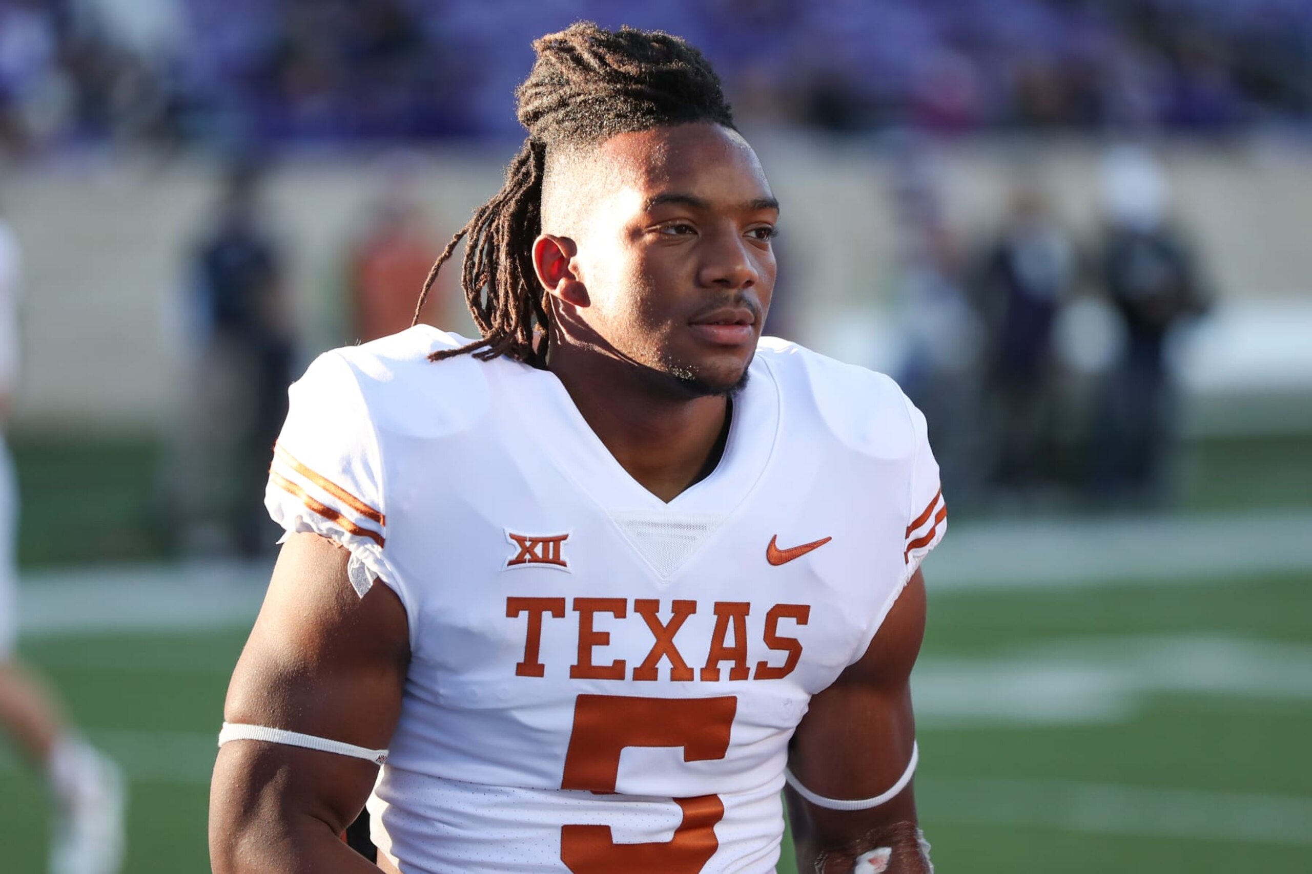 MANHATTAN, KS - NOVEMBER 05: Texas Longhorns running back Bijan Robinson (5) before a Big 12 college football game between the Texas Longhorns and Kansas State Wildcats on November 5, 2022 at Bill Snyder Family Stadium in Manhattan, KS. (Photo by Scott Winters/Icon Sportswire via Getty Images) MANHATTAN, KS - NOVEMBER 05: Texas Longhorns running back Bijan Robinson (5) before a Big 12 college football game between the Texas Longhorns and Kansas State Wildcats on November 5, 2022 at Bill Snyder Family Stadium in Manhattan, KS. (Photo by Scott Winters/Icon Sportswire via Getty Images)