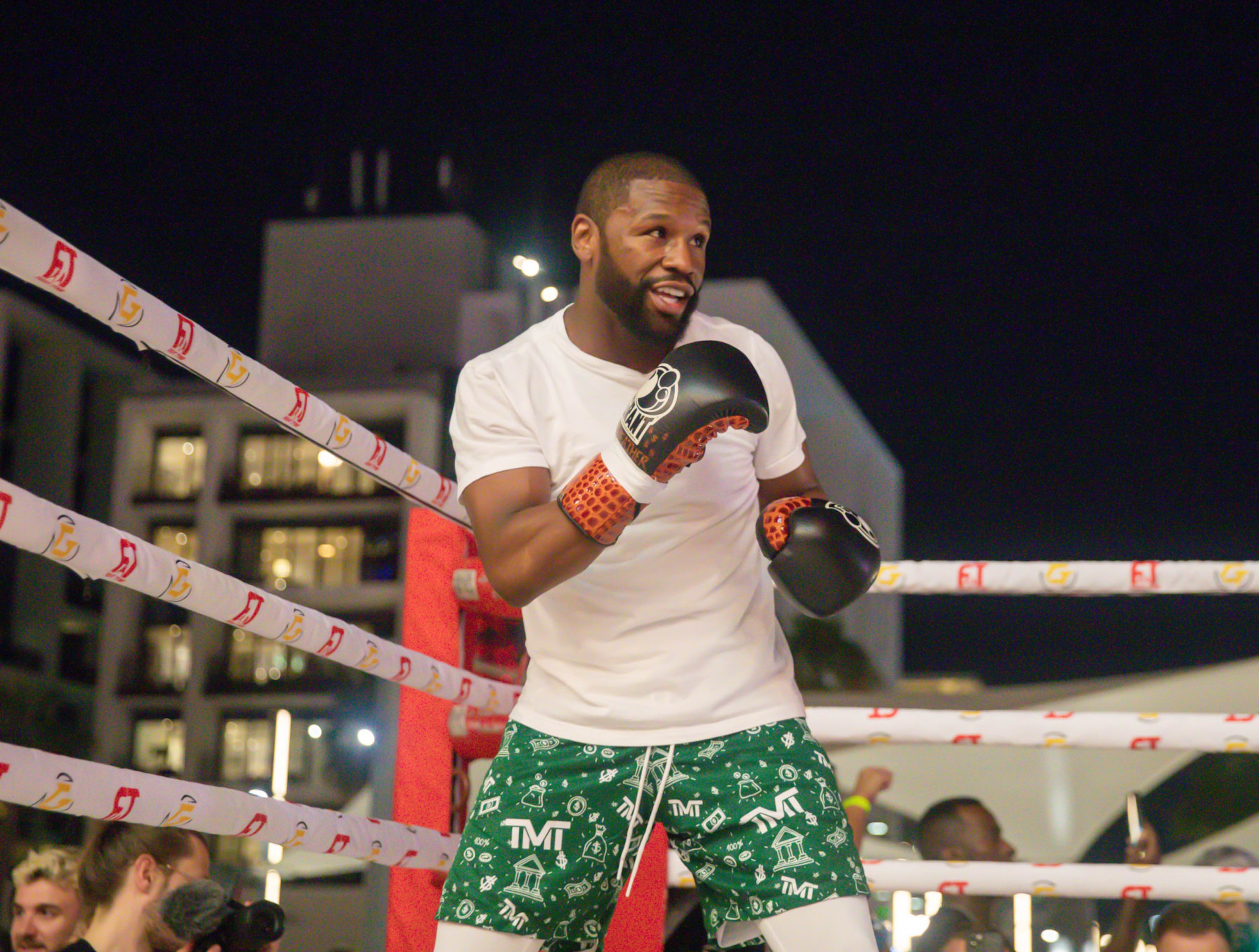 DUBAI, UAE - NOVEMBER 08: Floyd Mayweather and Deji Olatunji attend a training prior to their boxing match at Coca-Cola Arena in Dubai, UAE on November 08, 2022. (Photo by Waleed Zein/Anadolu Agency via Getty Images) DUBAI, UAE - NOVEMBER 08: Floyd Mayweather and Deji Olatunji attend a training prior to their boxing match at Coca-Cola Arena in Dubai, UAE on November 08, 2022. (Photo by Waleed Zein/Anadolu Agency via Getty Images)