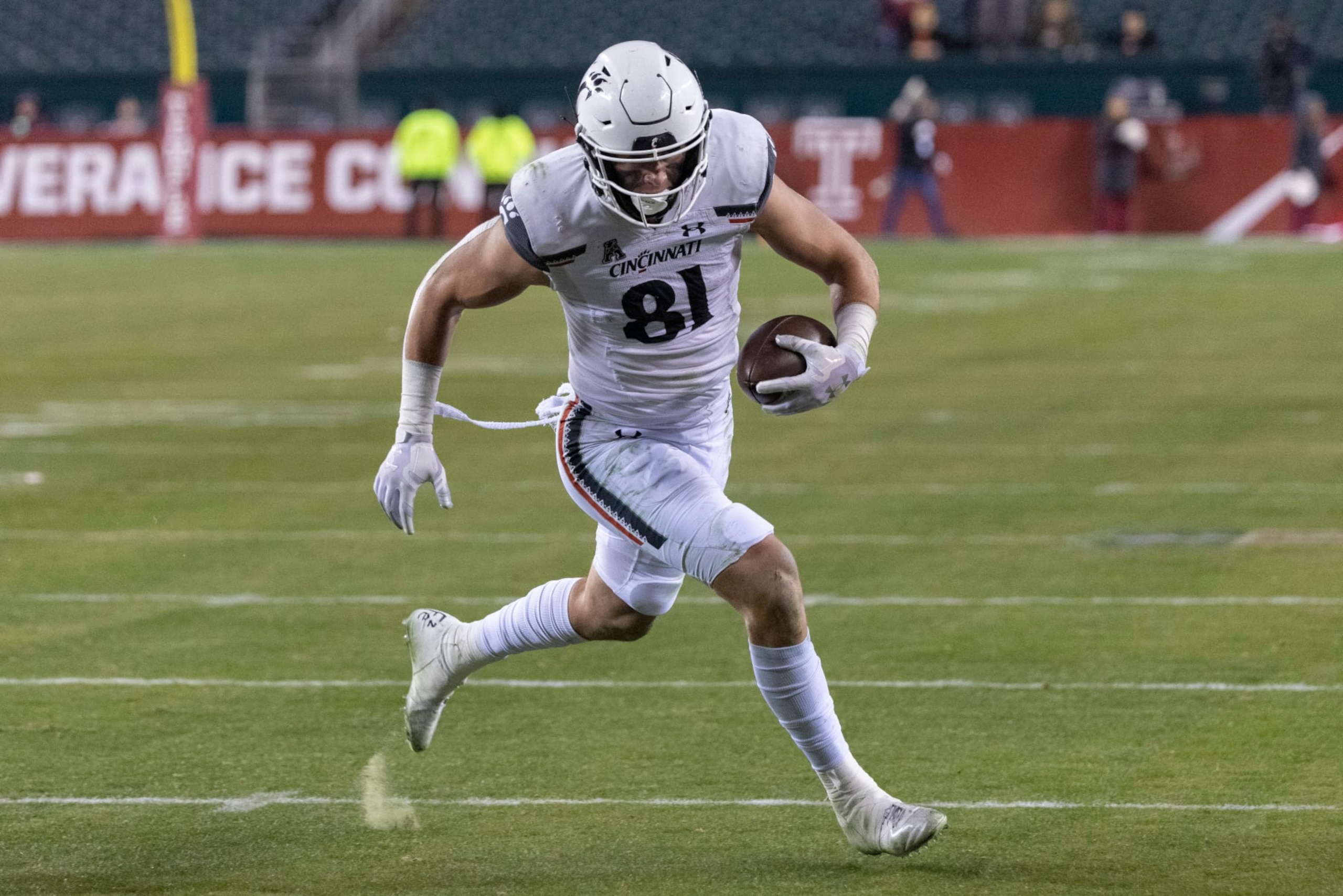 Cincinnati tight end Josh Whyle (81) in action during an NCAA college football game against Temple, Saturday, Nov. 19, 2022, in Philadelphia. (AP Photo/Laurence Kesterson)