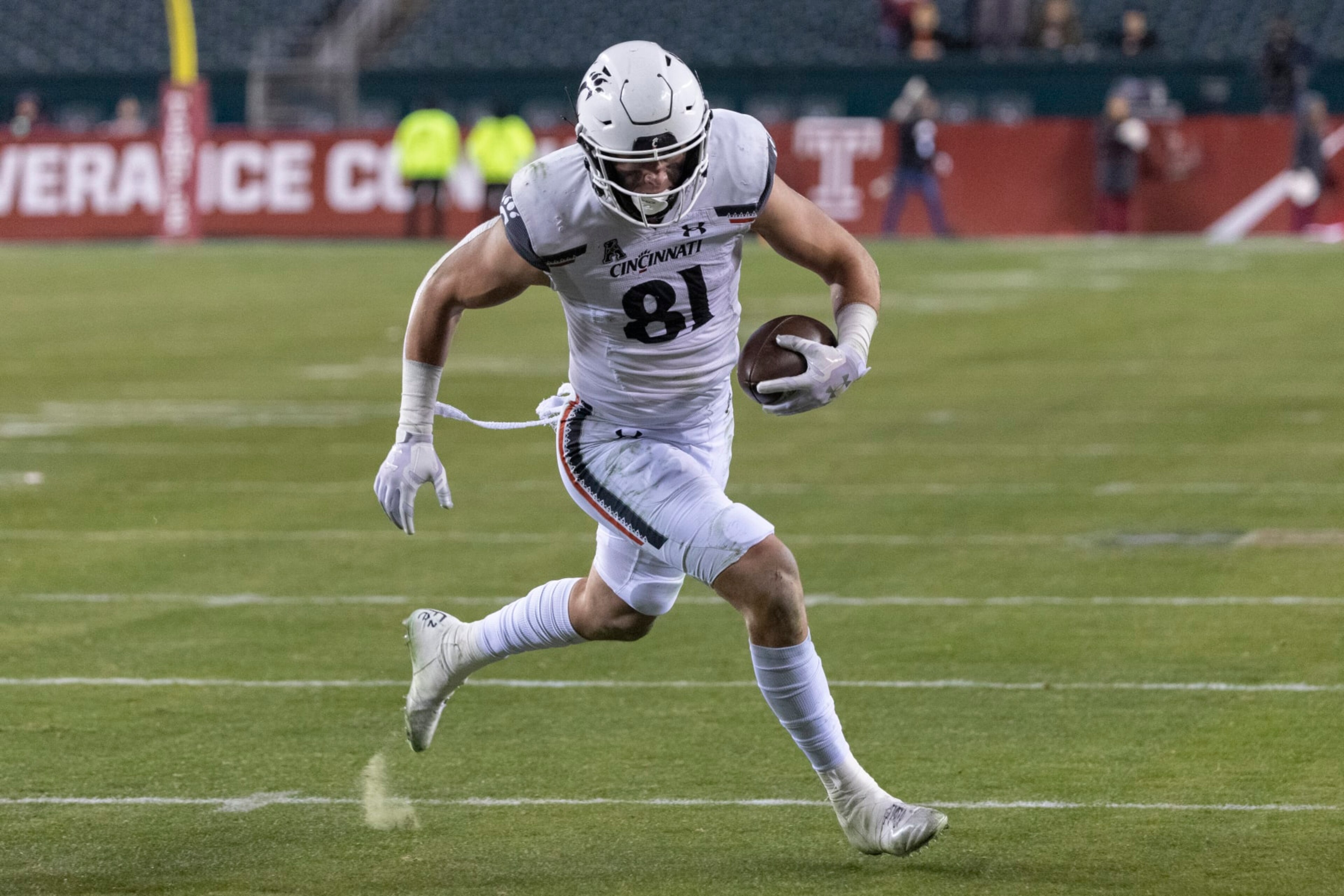 Cincinnati tight end Josh Whyle (81) in action during an NCAA college football game against Temple, Saturday, Nov. 19, 2022, in Philadelphia. (AP Photo/Laurence Kesterson)