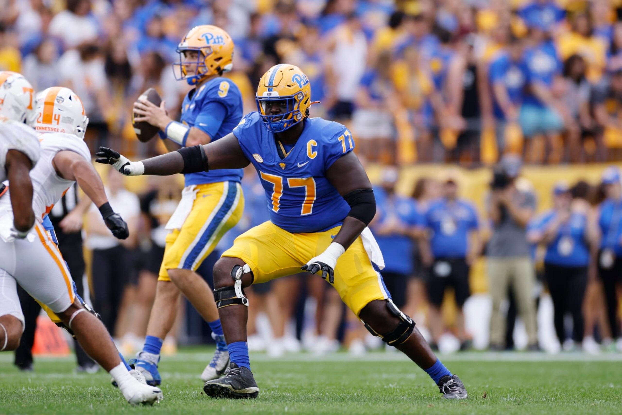 PITTSBURGH, PA - SEPTEMBER 10: Pittsburgh Panthers offensive lineman Carter Warren (77) blocks during a college football game against the Tennessee Volunteers on September 10, 2022 at Acrisure Stadium in Pittsburgh, Pennsylvania. (Photo by Joe Robbins/Icon Sportswire via Getty Images)