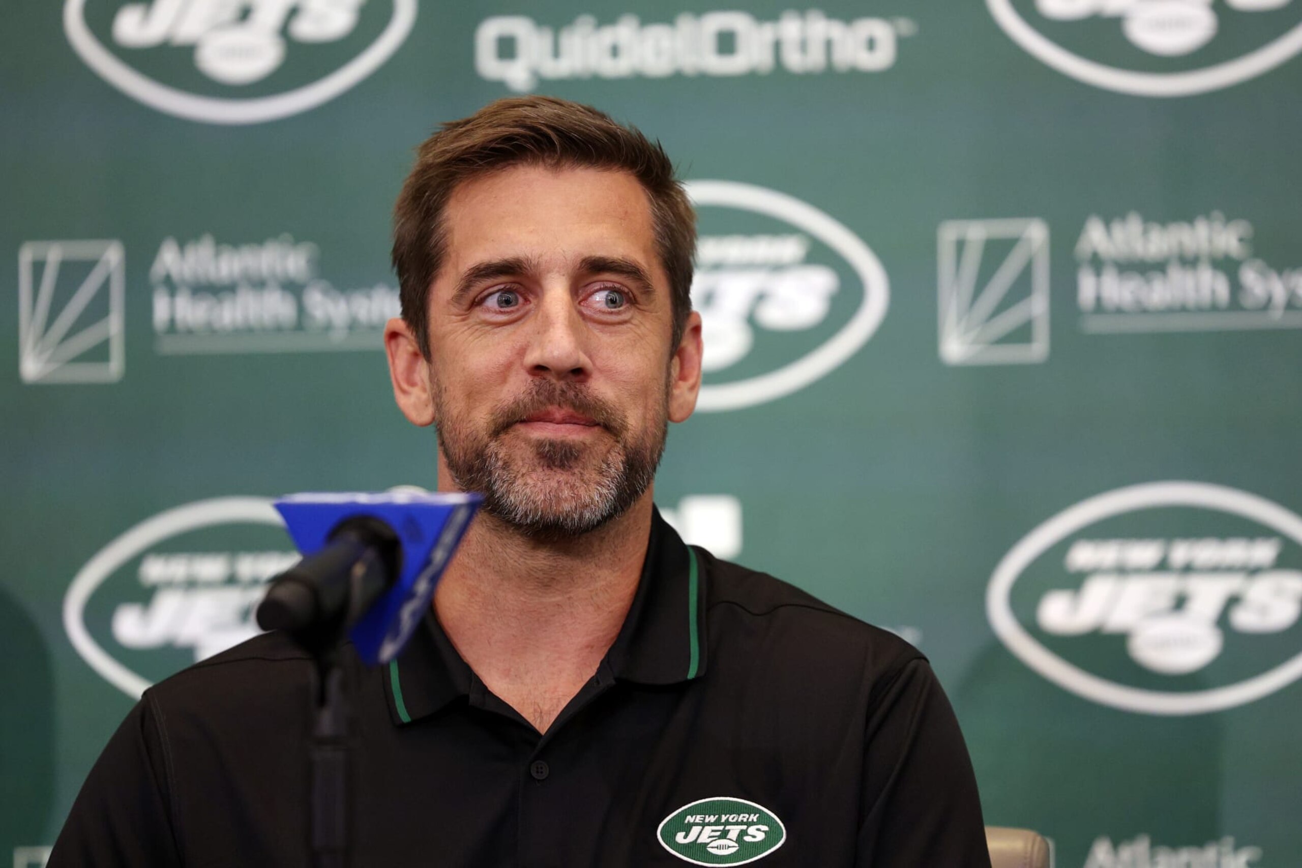 FLORHAM PARK, NEW JERSEY - APRIL 26: New York Jets quarterback Aaron Rodgers attends an introductory press conference at Atlantic Health Jets Training Center on April 26, 2023 in Florham Park, New Jersey. (Photo by Elsa/Getty Images) FLORHAM PARK, NEW JERSEY - APRIL 26: New York Jets quarterback Aaron Rodgers attends an introductory press conference at Atlantic Health Jets Training Center on April 26, 2023 in Florham Park, New Jersey. (Photo by Elsa/Getty Images)