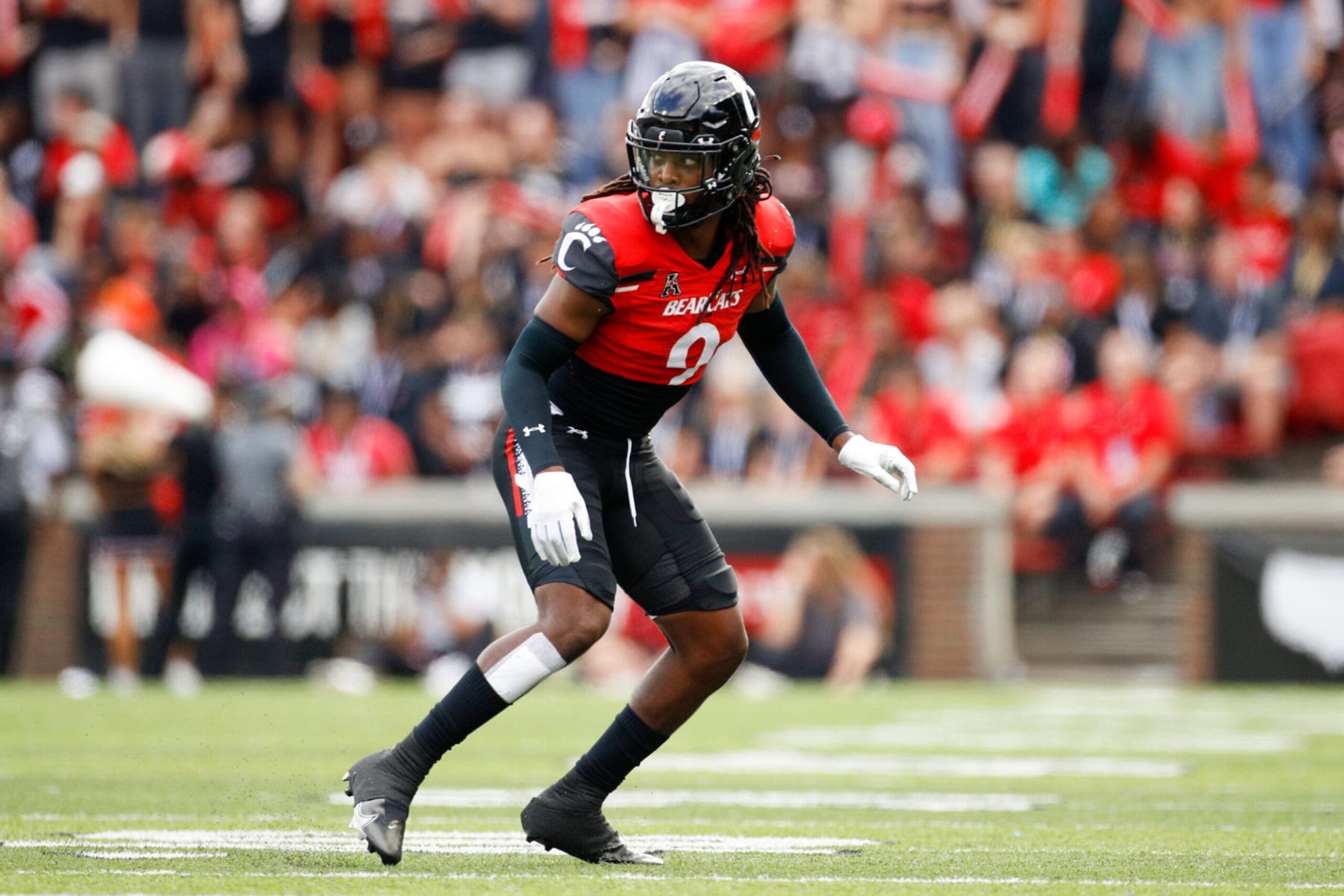 CINCINNATI, OH - SEPTEMBER 24: Cincinnati Bearcats cornerback Arquon Bush (9) in action during the game against the Indiana Hoosiers and the Cincinnati Bearcats on September 24, 2022, at Nippert Stadium in Cincinnati, OH.  (Photo by Ian Johnson/Icon Sportswire via Getty Images