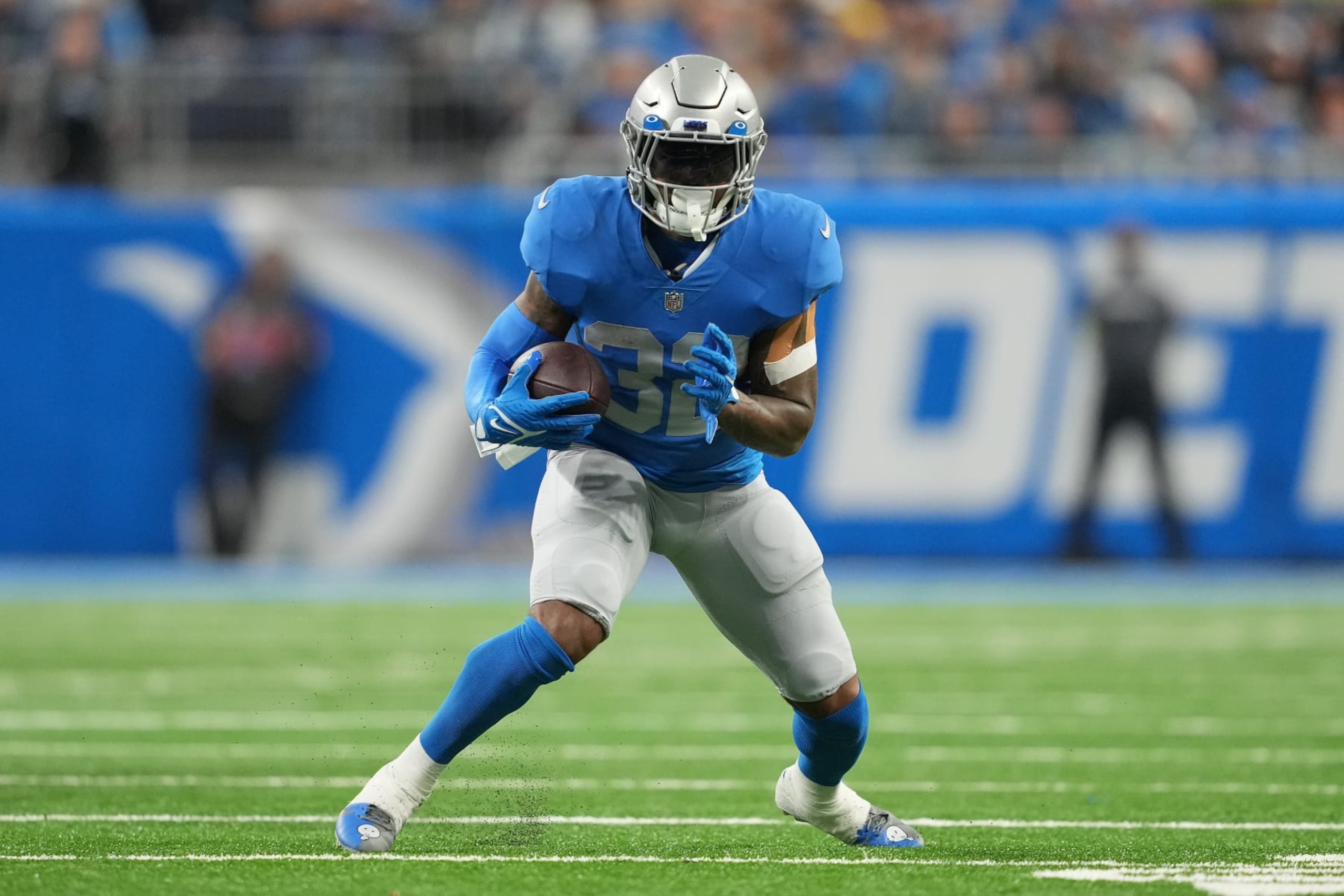DETROIT, MICHIGAN - JANUARY 01: D'Andre Swift #32 of the Detroit Lions runs the ball during the second quarter in the game against the Chicago Bears at Ford Field on January 01, 2023 in Detroit, Michigan. (Photo by Nic Antaya/Getty Images)