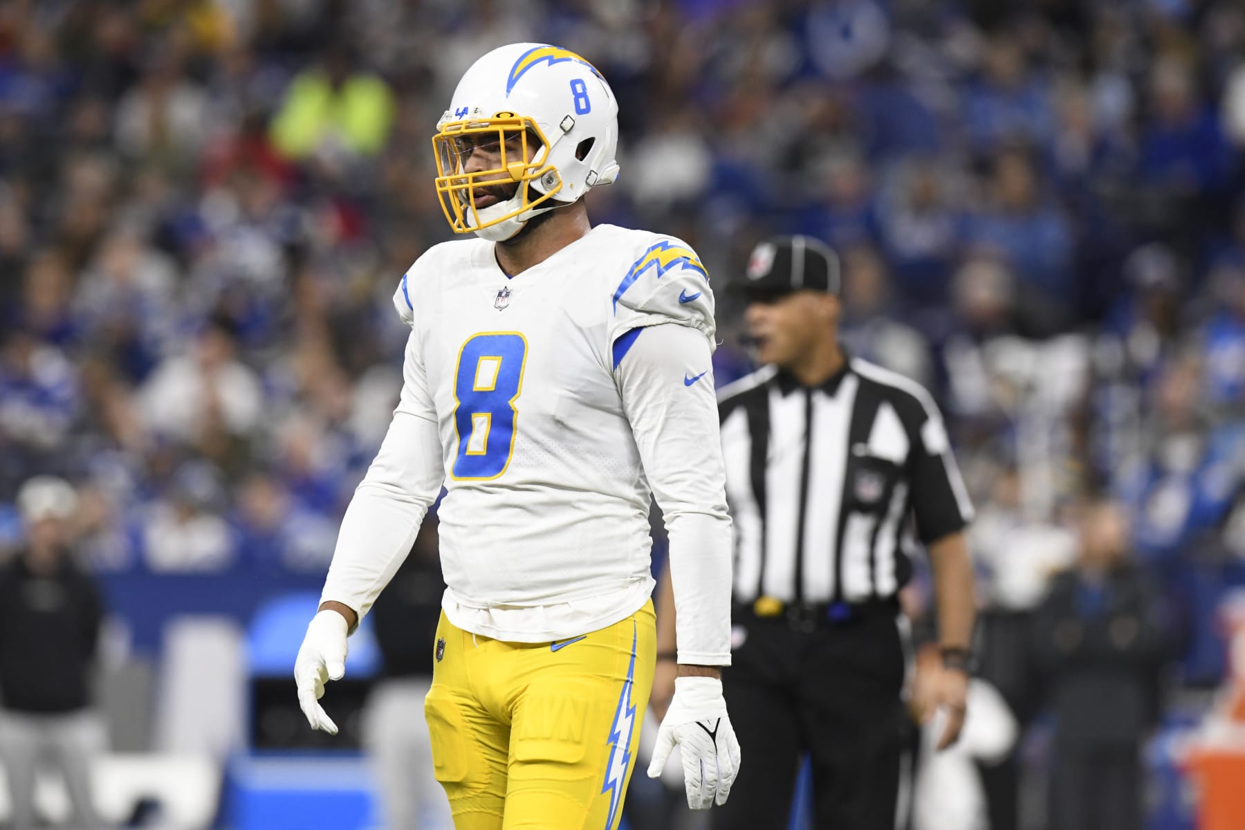 INDIANAPOLIS, IN - DECEMBER 26: Los Angeles Chargers outside linebacker Kyle Van Noy (8) waits for play to resume during the NFL football game between the Los Angeles Chargers and the Indianapolis Colts on December 26, 2022, at Lucas Oil Stadium in Indianapolis, Indiana. (Photo by Michael Allio/Icon Sportswire via Getty Images)