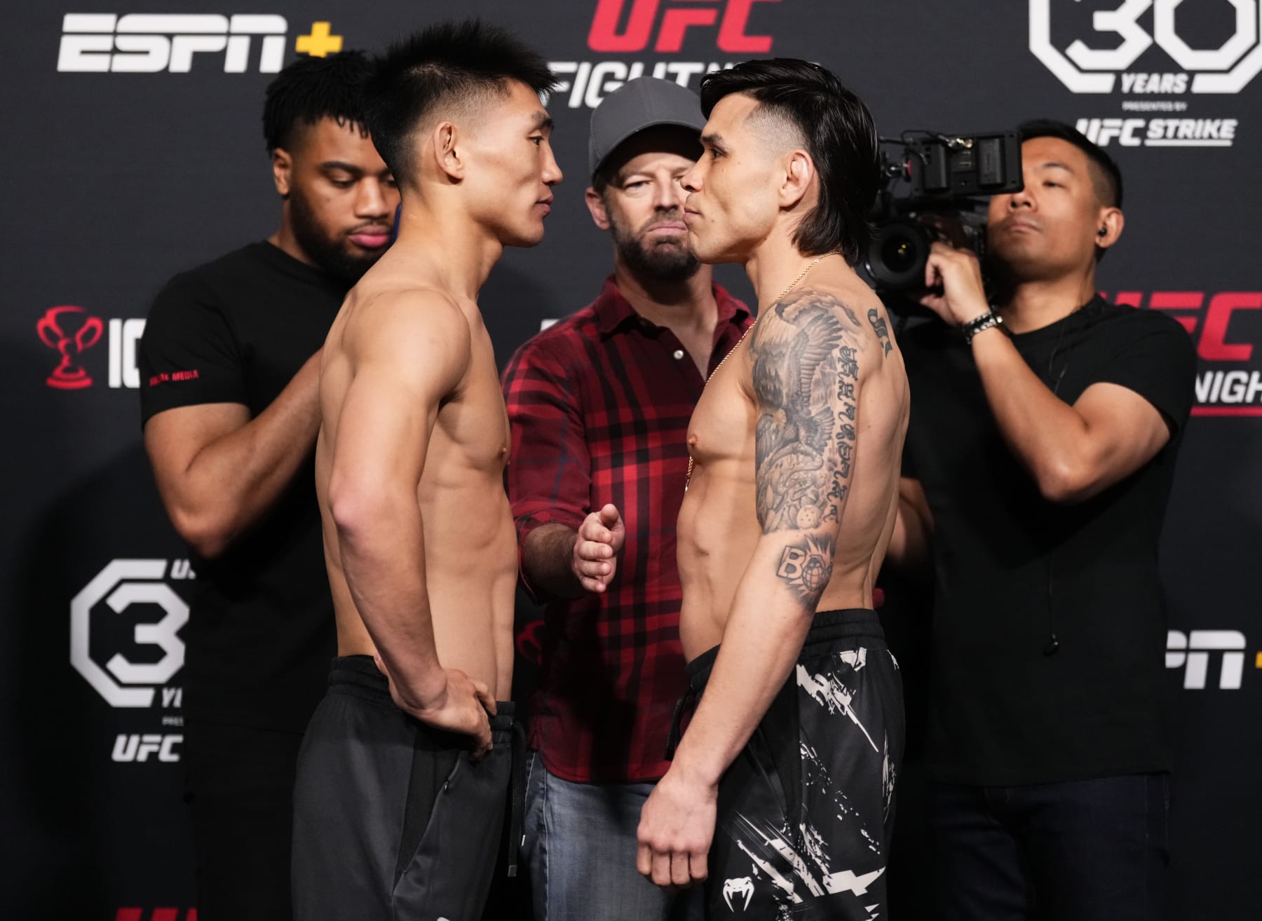 Song Yadong squares off against Ricky Simón
