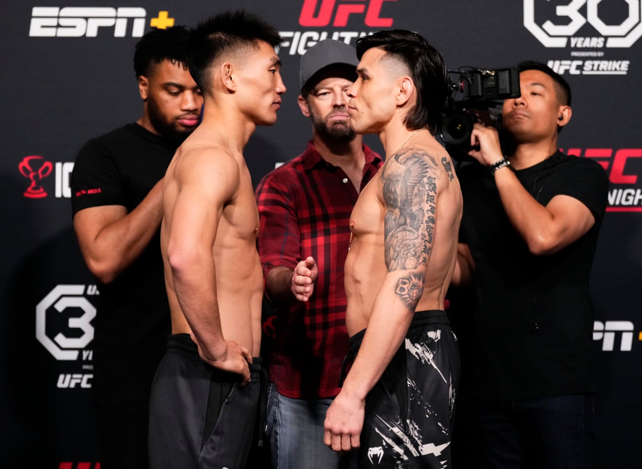 Song Yadong squares off against Ricky Simón