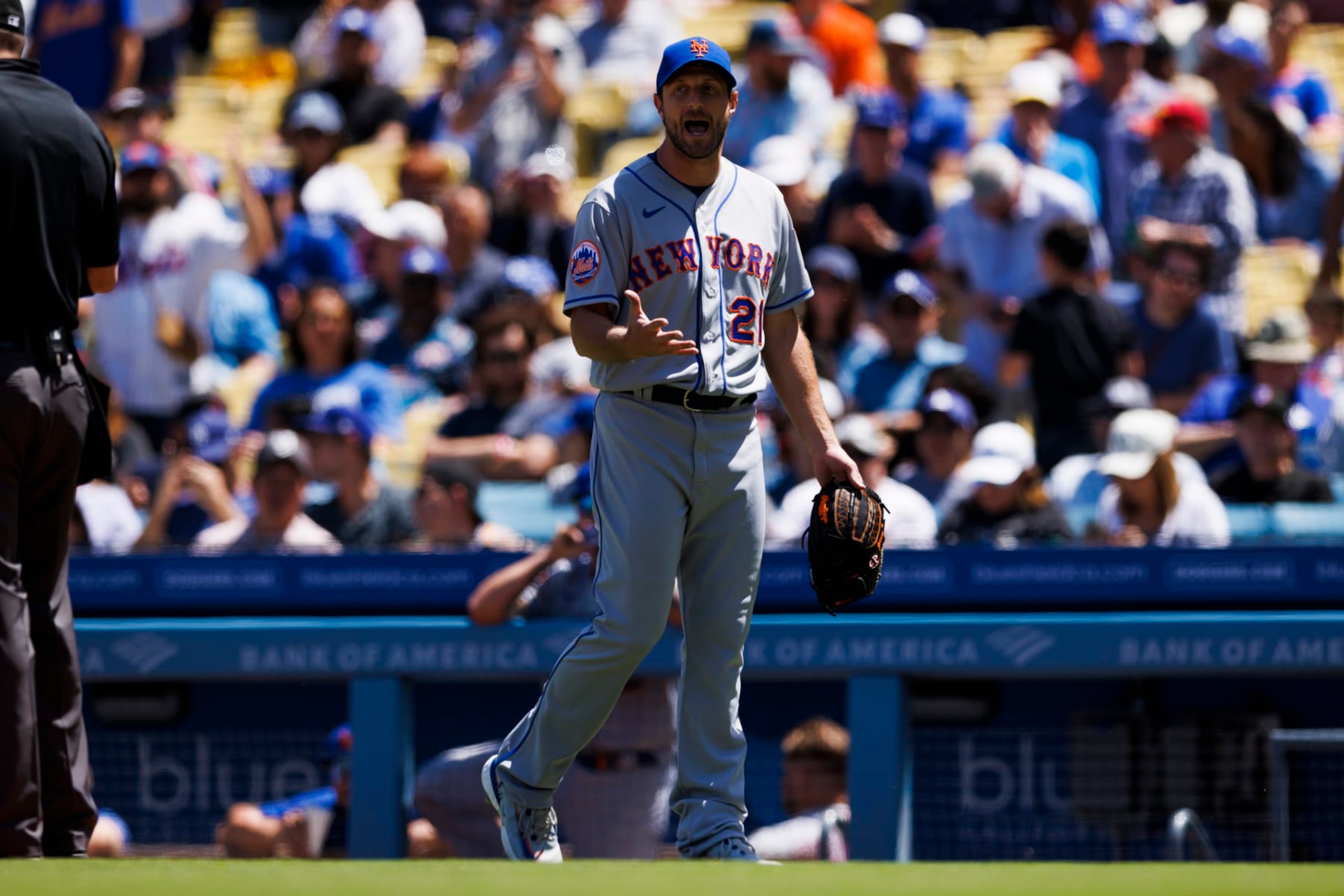 LOS ANGELES, CA - APRIL 19: New York Mets starting pitcher Max Scherzer (21) argues with umpires during an MLB baseball game between the New York Mets and the Los Angeles Dodgers on April 19, 2023 at Dodger Stadium in Los Angeles, CA. (Photo by Ric Tapia/Icon Sportswire via Getty Images)