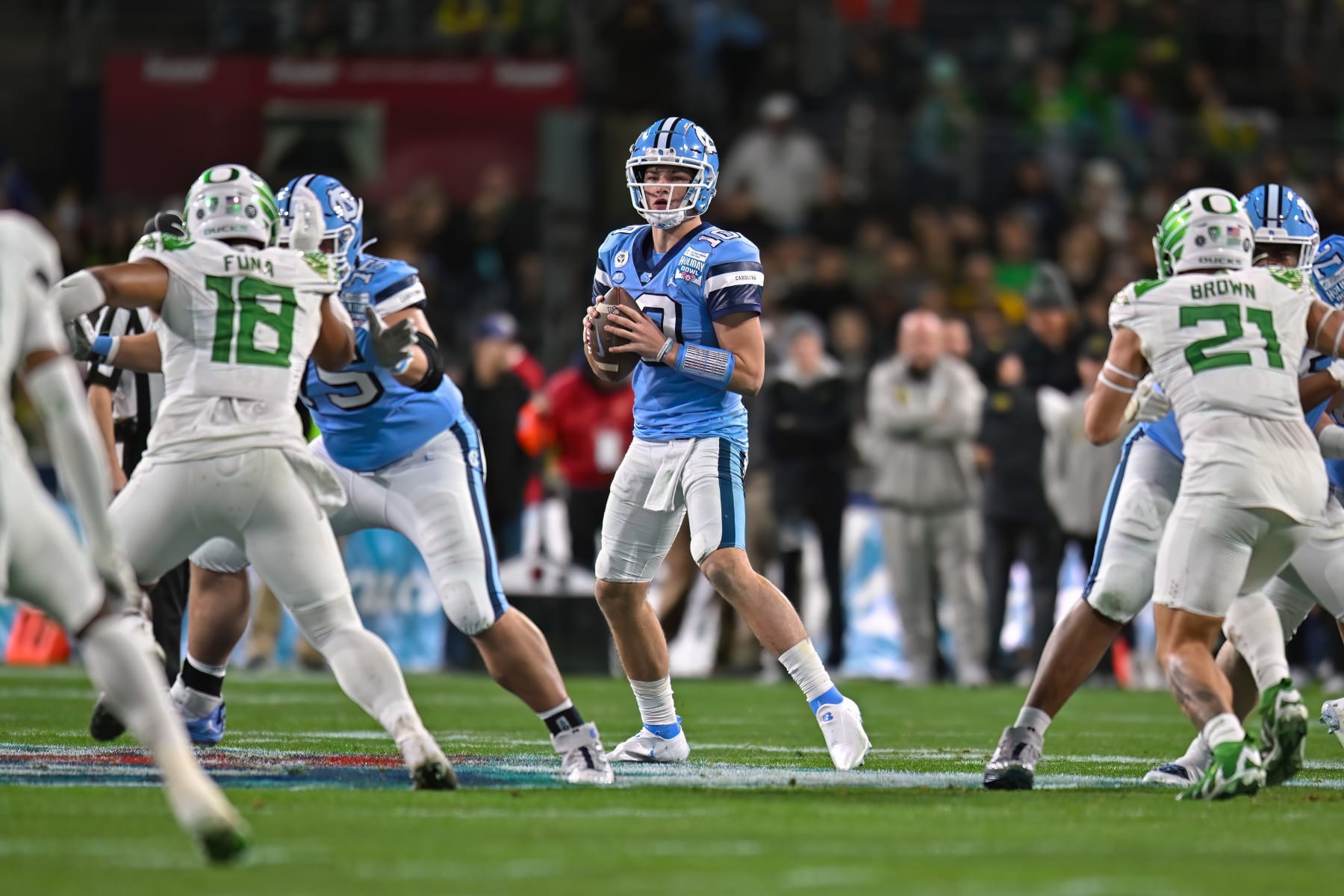 SAN DIEGO, CA - DECEMBER 28:  North Carolina Tar Heels quarterback Drake Maye (10) looks to pass during the San Diego County Credit Union Holiday Bowl football game between the Oregon Ducks and the North Carolina Tar Heels on December 28, 2022, at Petco Park in San Diego, CA.  (Photo by Justin Fine/Icon Sportswire via Getty Images)