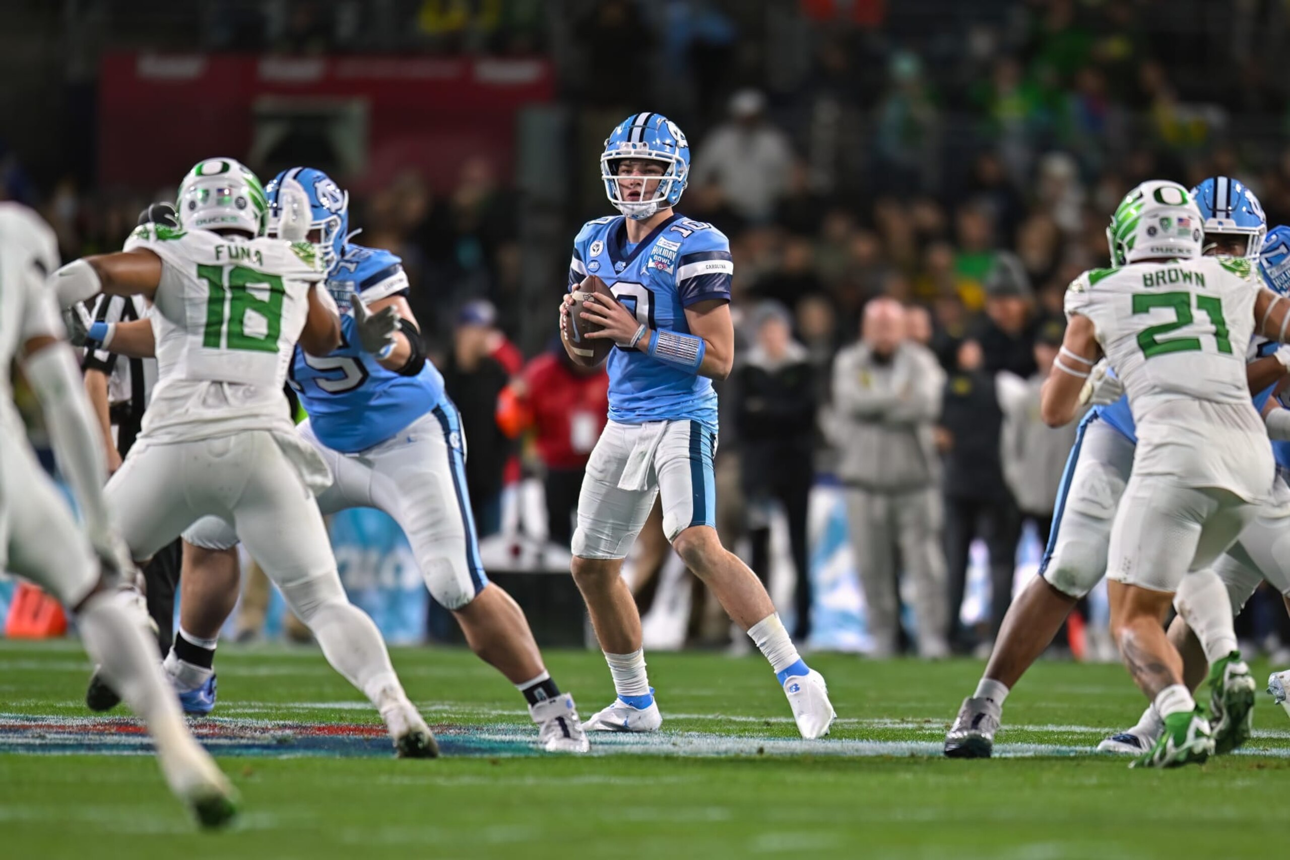 SAN DIEGO, CA - DECEMBER 28:  North Carolina Tar Heels quarterback Drake Maye (10) looks to pass during the San Diego County Credit Union Holiday Bowl football game between the Oregon Ducks and the North Carolina Tar Heels on December 28, 2022, at Petco Park in San Diego, CA.  (Photo by Justin Fine/Icon Sportswire via Getty Images)