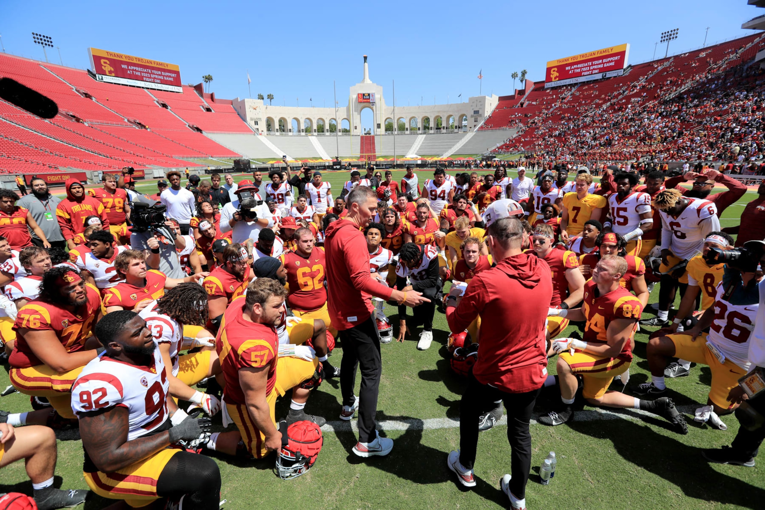 Los Angeles, CA - April 15: USC head coach Lincoln Riley, center, speaks with the team following the spring game at LA Memorial Coliseum in Los Angeles Saturday, April 15, 2023.  USC defense beat offense 34-42. (Allen J. Schaben / Los Angeles Times via Getty Images)